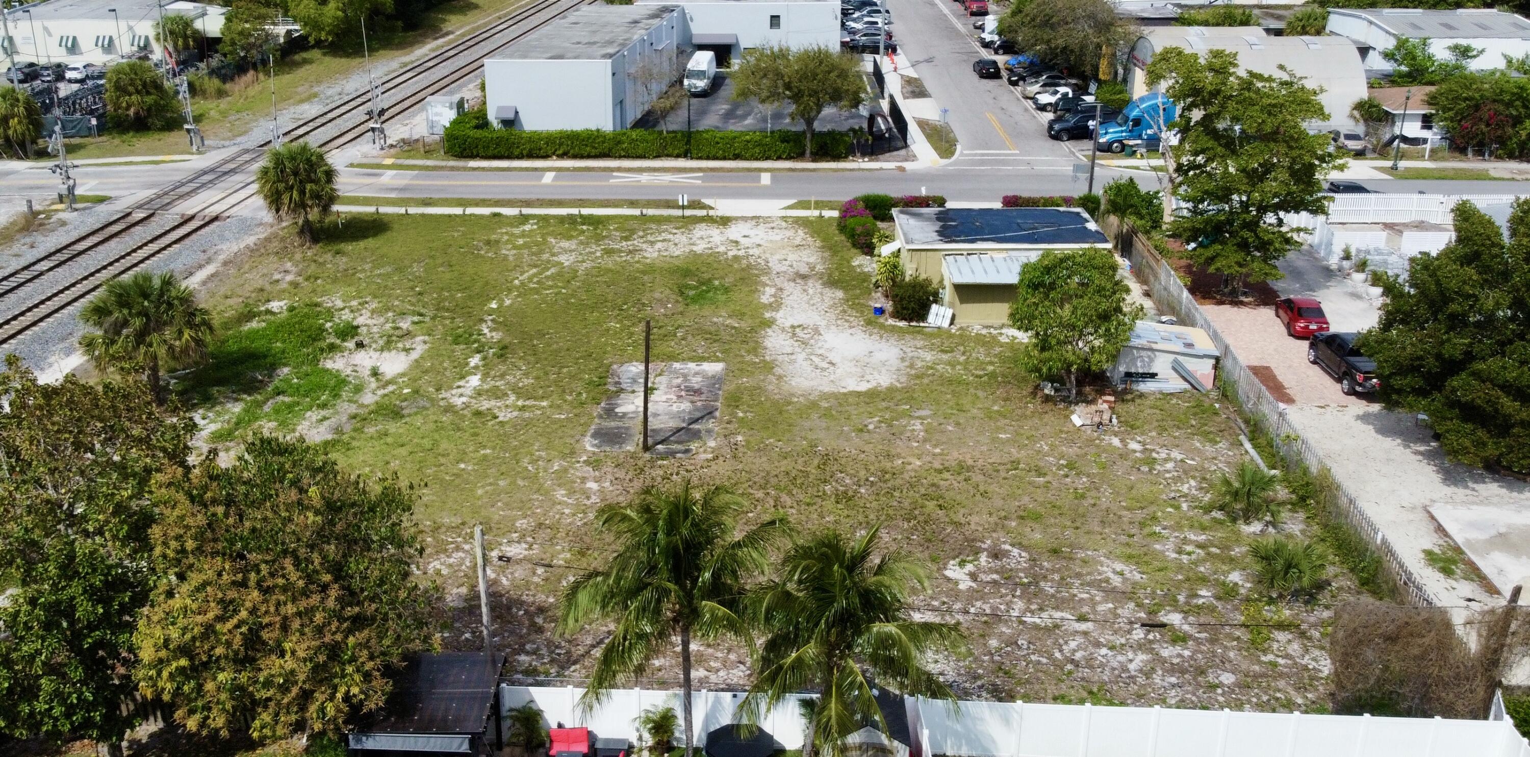 198 Southeast 4th Street Delray Beach, FL 33483 - Photo 5 of 6 a view of yard