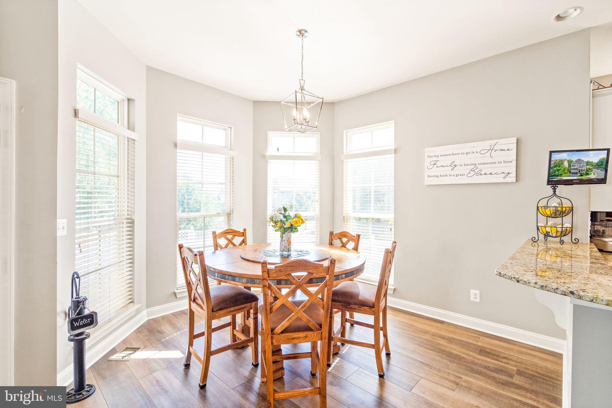 42702 Explorer Drive Brambleton, VA 20148 - Photo 21 of 62 Kitchen Eat in area