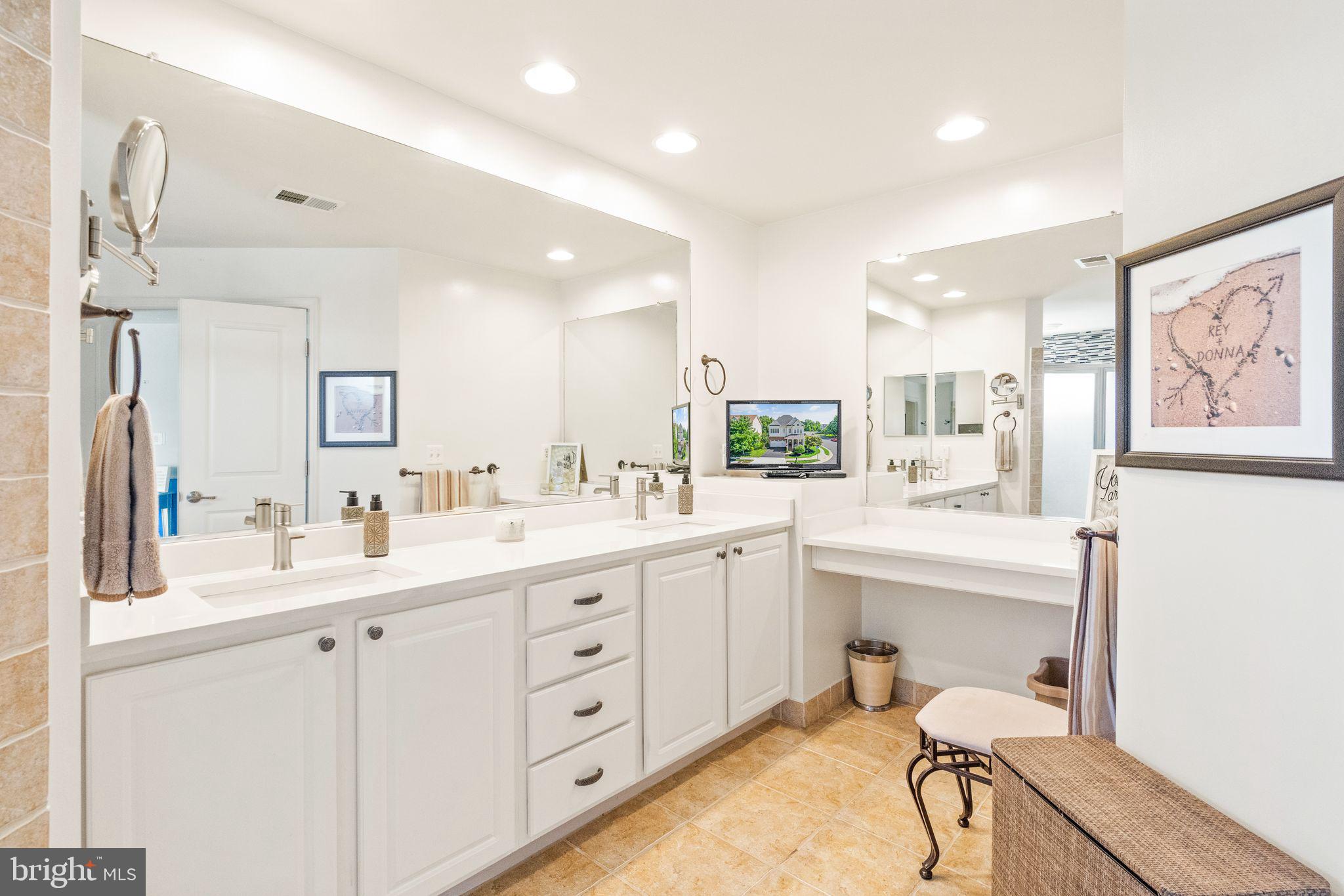 42702 Explorer Drive Brambleton, VA 20148 - Photo 26 of 62 Main Bathroom