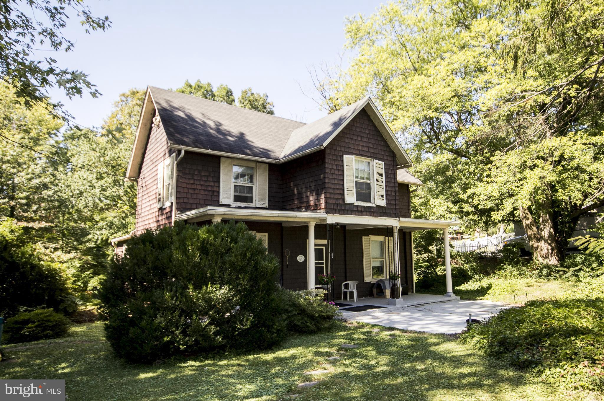 1554 South Rolling Road Baltimore, MD 21227 - Photo 1 of 22 a front view of a house with garden