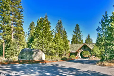a view of a yard in front of the house