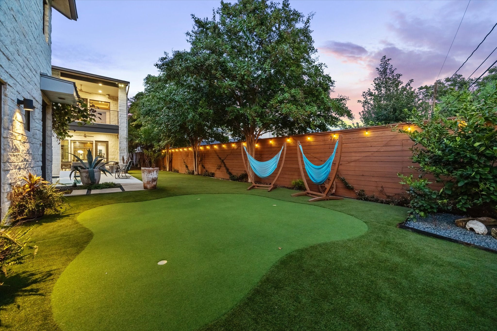 1249 Chippendale Road Houston, TX 77018 - Photo 40 of 45 Turf putting green and yard