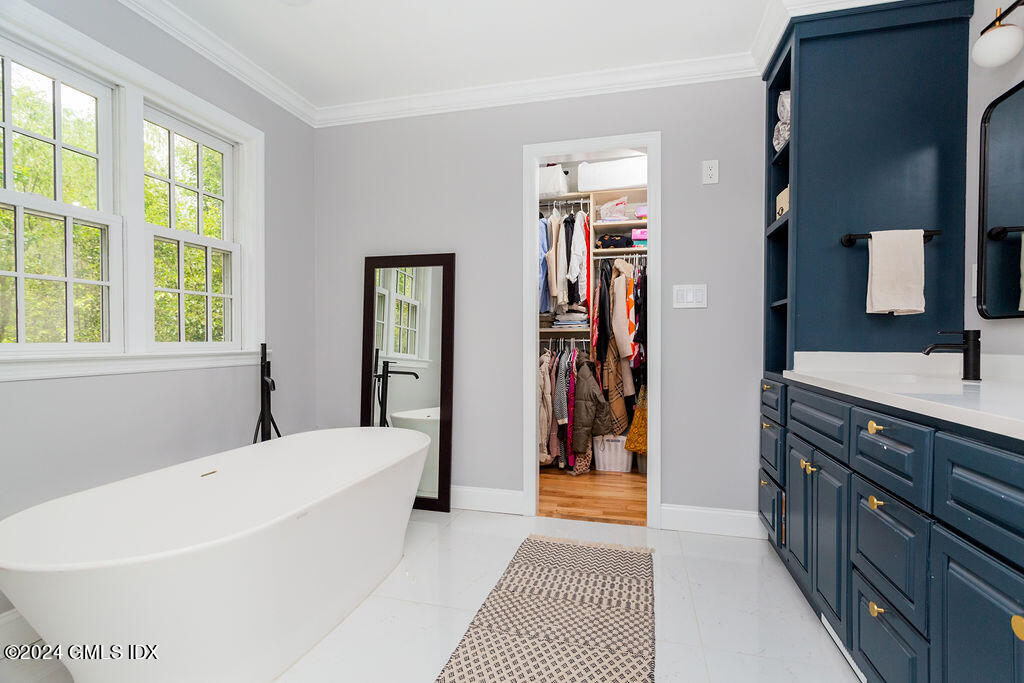 25 Griffith Road Riverside, CT 06878 - Photo 14 of 27 a en suite spacious bathroom with a tub double vanity and a window