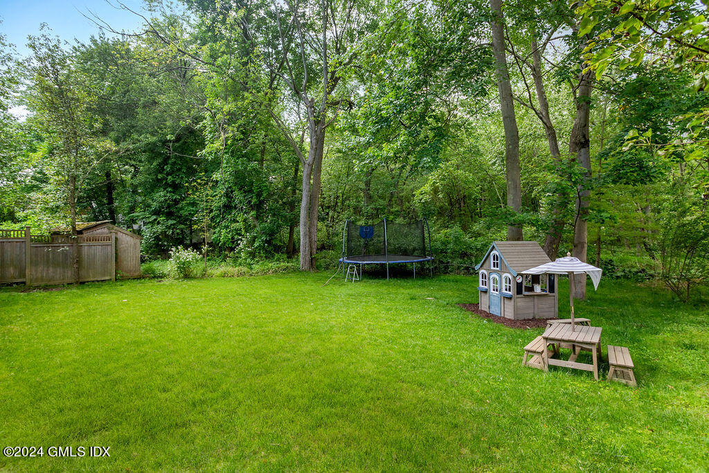 25 Griffith Road Riverside, CT 06878 - Photo 23 of 27 a garden view with a seating space