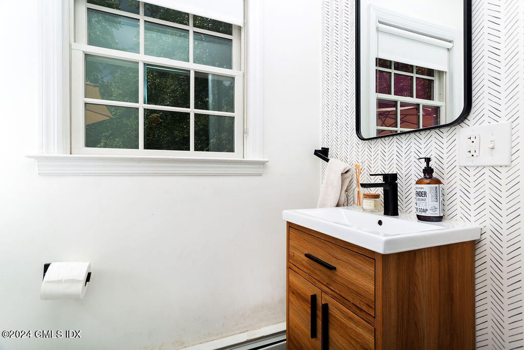 25 Griffith Road Riverside, CT 06878 - Photo 9 of 27 a bathroom with a sink and a mirror