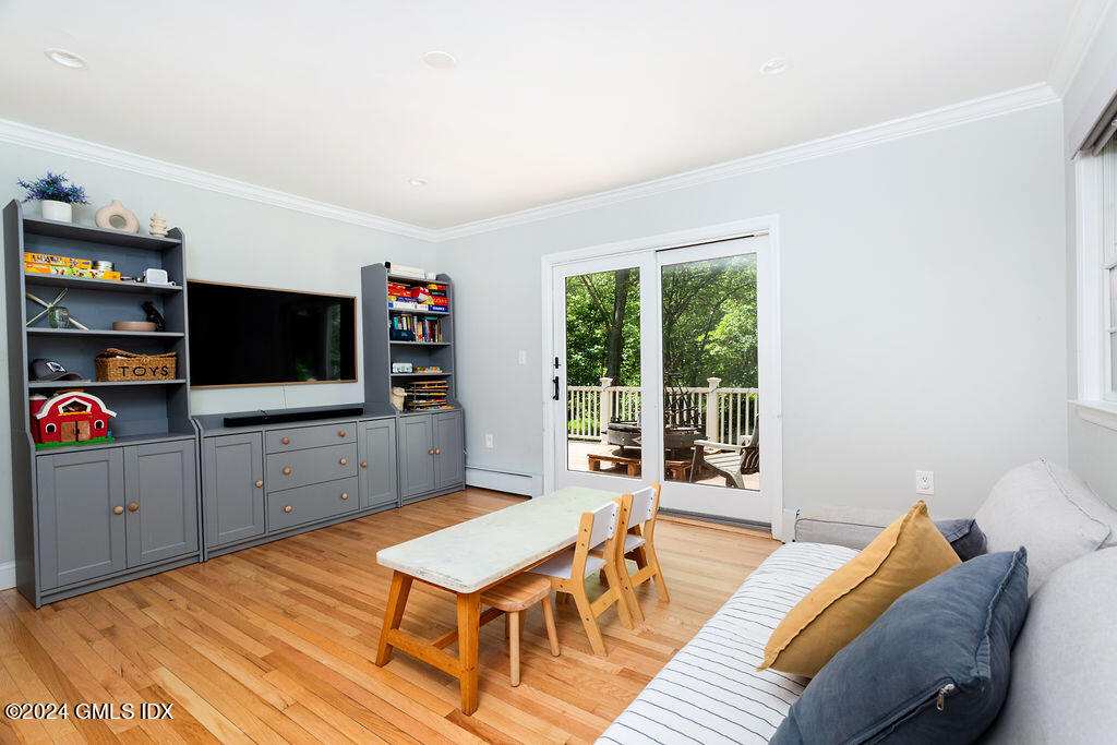 25 Griffith Road Riverside, CT 06878 - Photo 10 of 27 a living room with furniture and a flat screen tv