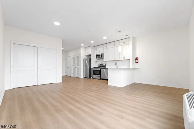 $1,800 | 321 East 3rd Street, Plainfield, NJ 07060