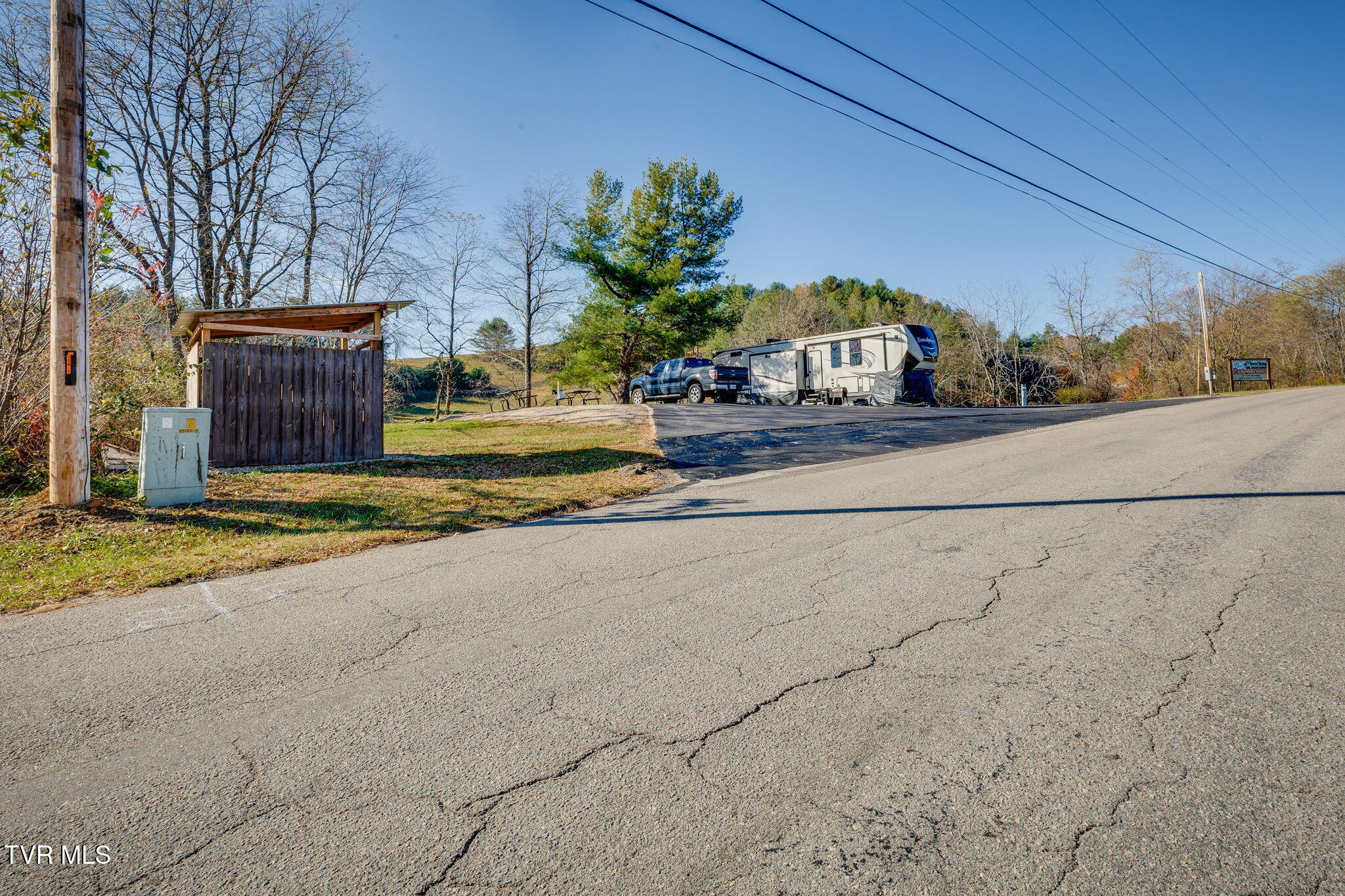 177 Hospital Road Mountain City, TN 37683 - Photo 5 of 19 003
