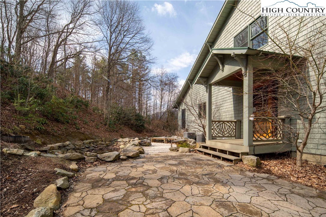 442 Aldridge Road Banner Elk, NC 28604 - Photo 5 of 50 a backyard of a house with lots of green space