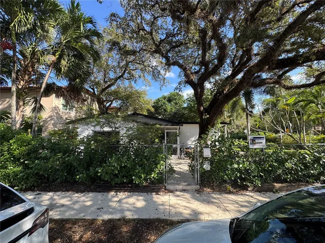 a view of a house with backyard