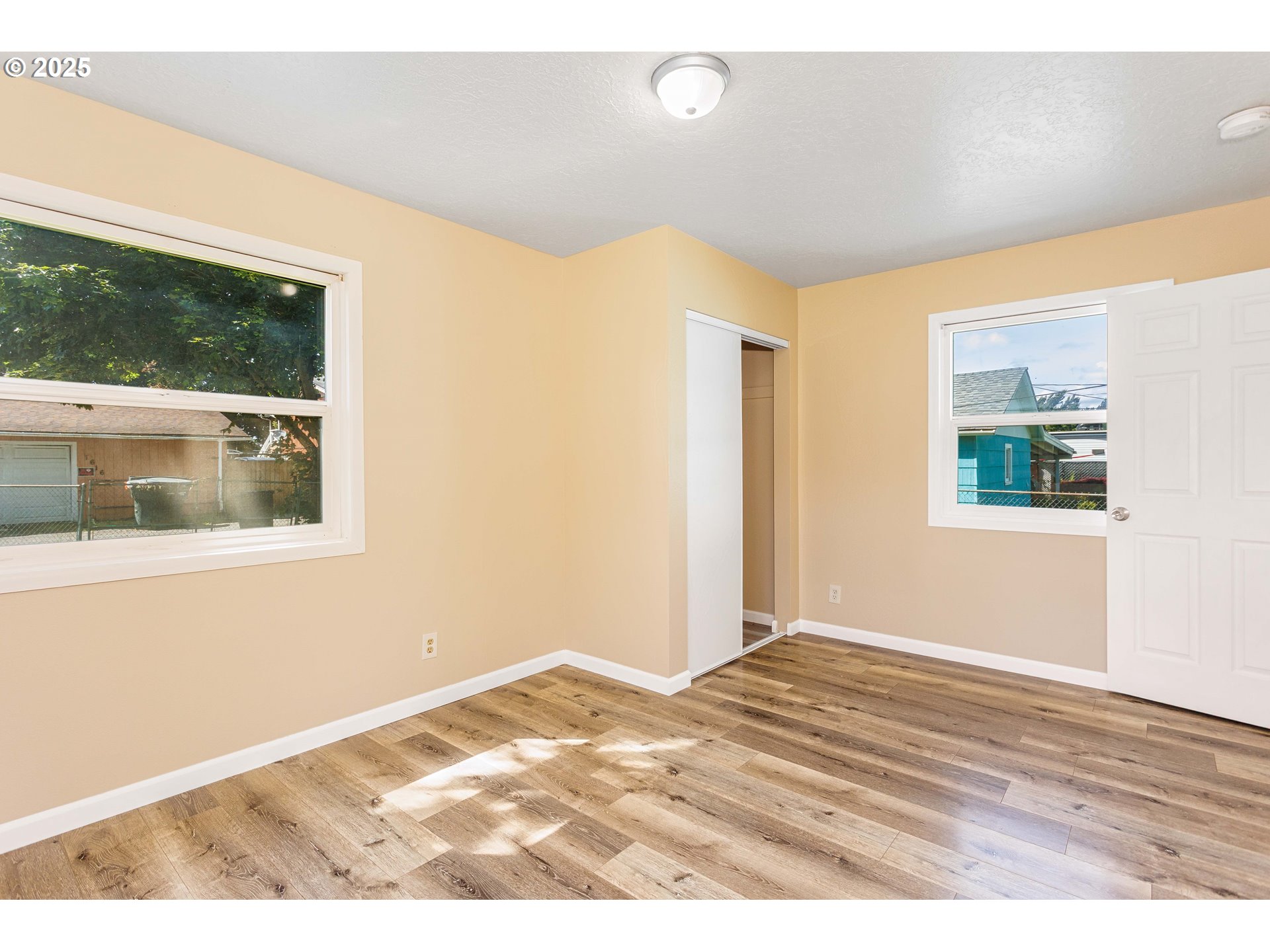 1617 7th Avenue Longview, WA 98632 - Photo 14 of 23 a view of an empty room and window