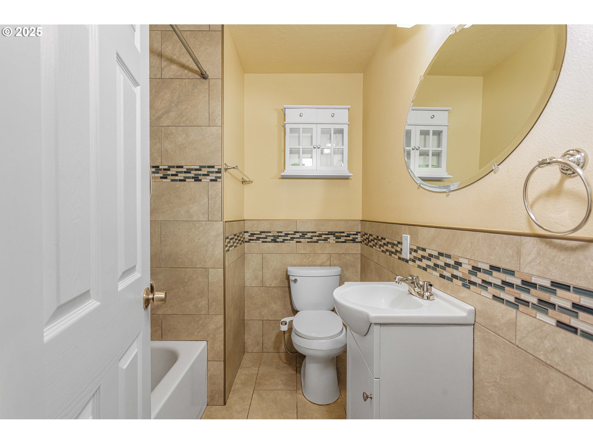 1617 7th Avenue Longview, WA 98632 - Photo 15 of 23 a bathroom with a toilet a sink and mirror