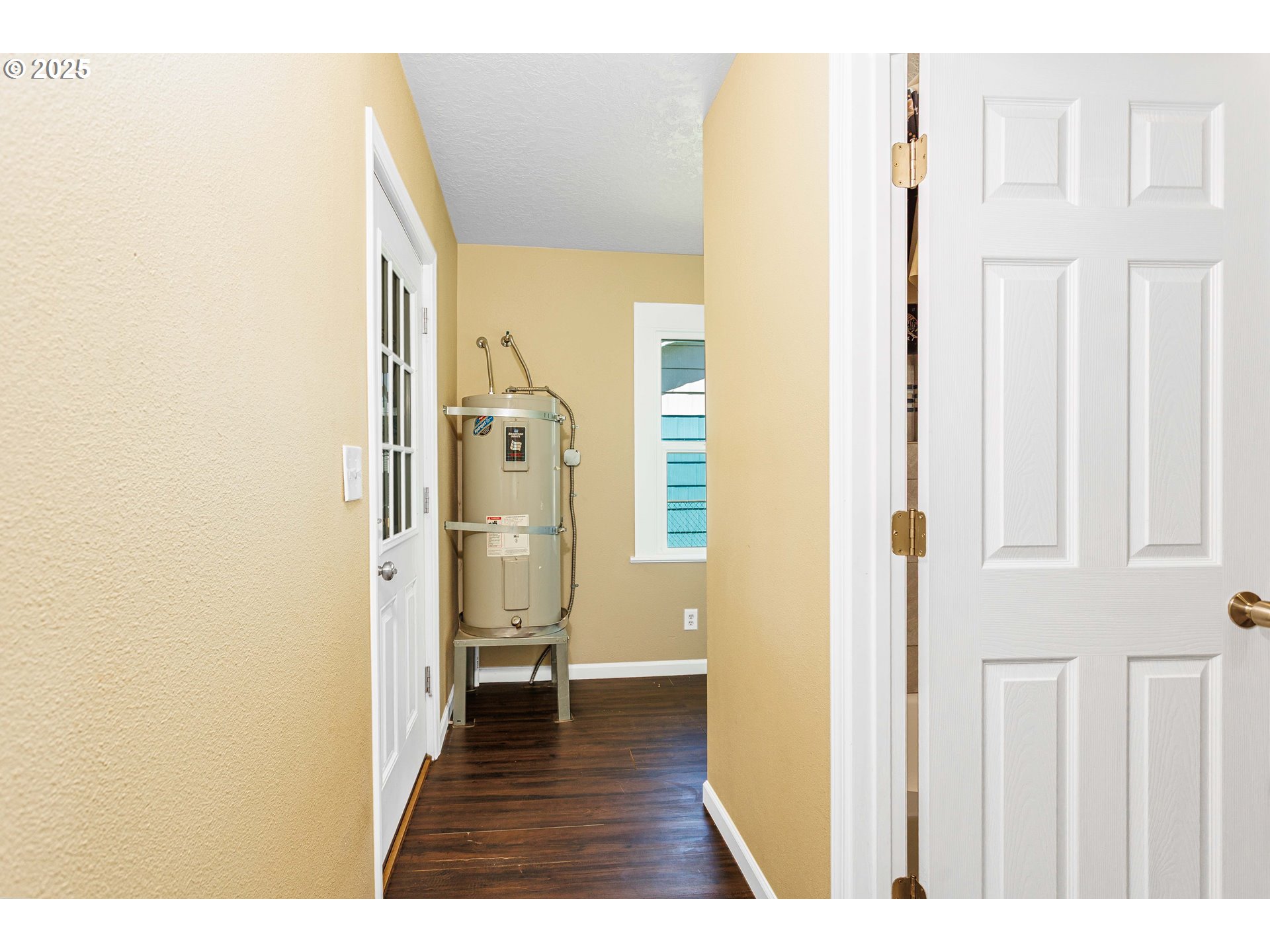 1617 7th Avenue Longview, WA 98632 - Photo 16 of 23 a view of a bathroom with a toilet