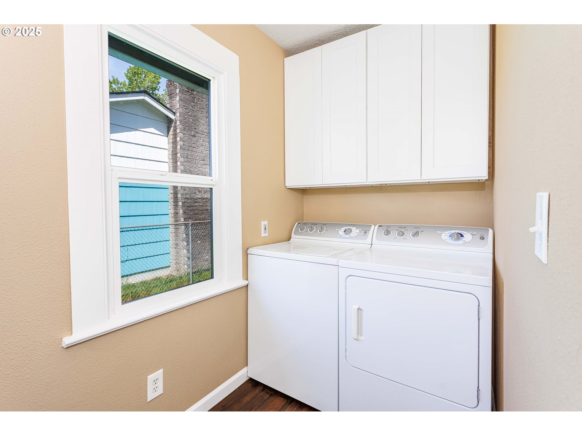 1617 7th Avenue Longview, WA 98632 - Photo 17 of 23 a utility room with dryer and washer