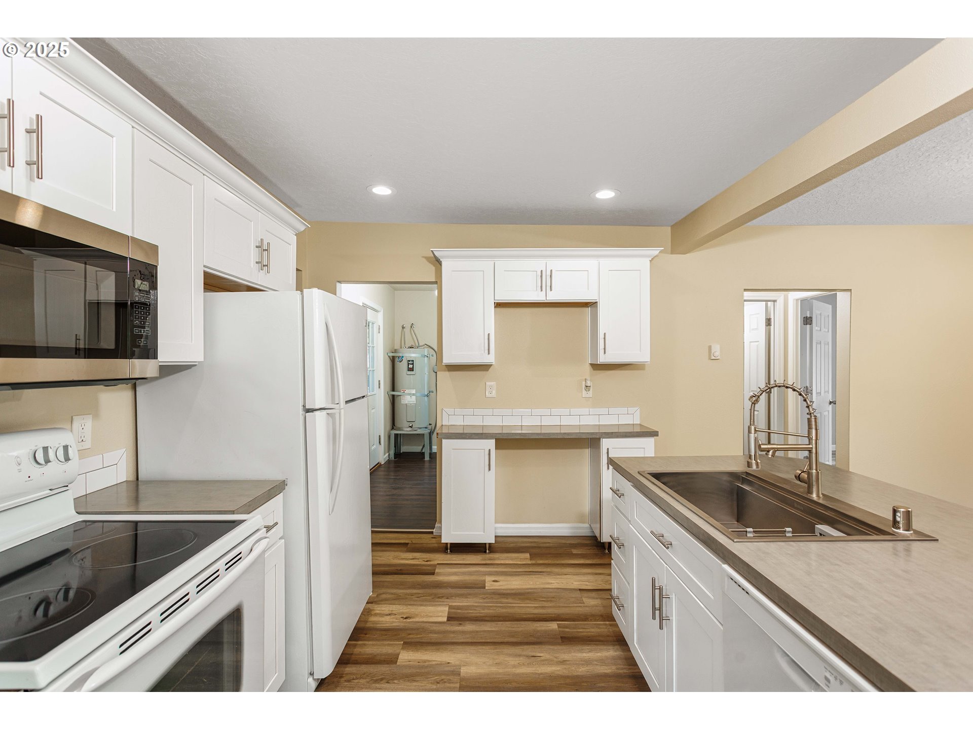 1617 7th Avenue Longview, WA 98632 - Photo 6 of 23 a kitchen with granite countertop a sink stove and refrigerator