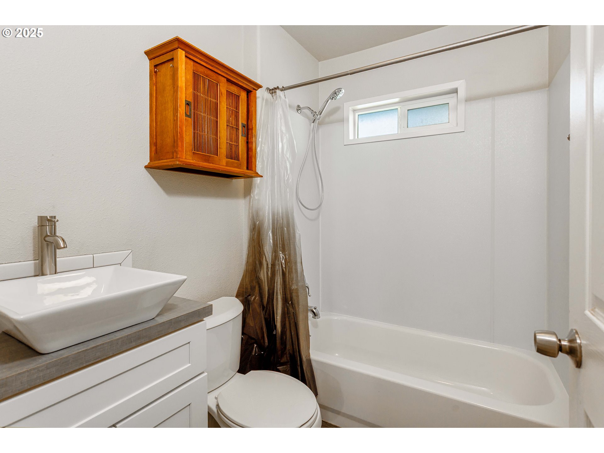 1617 7th Avenue Longview, WA 98632 - Photo 10 of 23 a bathroom with a sink a toilet and shower