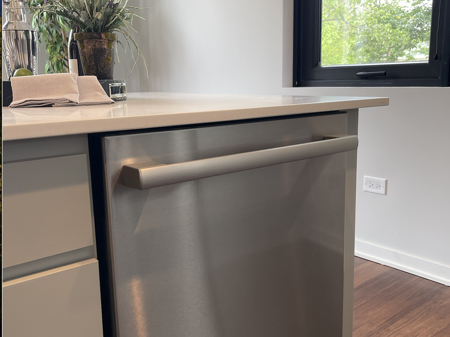 5691 North Ridge Avenue, Unit 201 Chicago, IL 60660 - Photo 10 of 31 a close view of sink