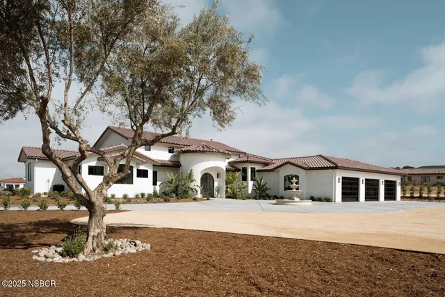 a view of multiple house