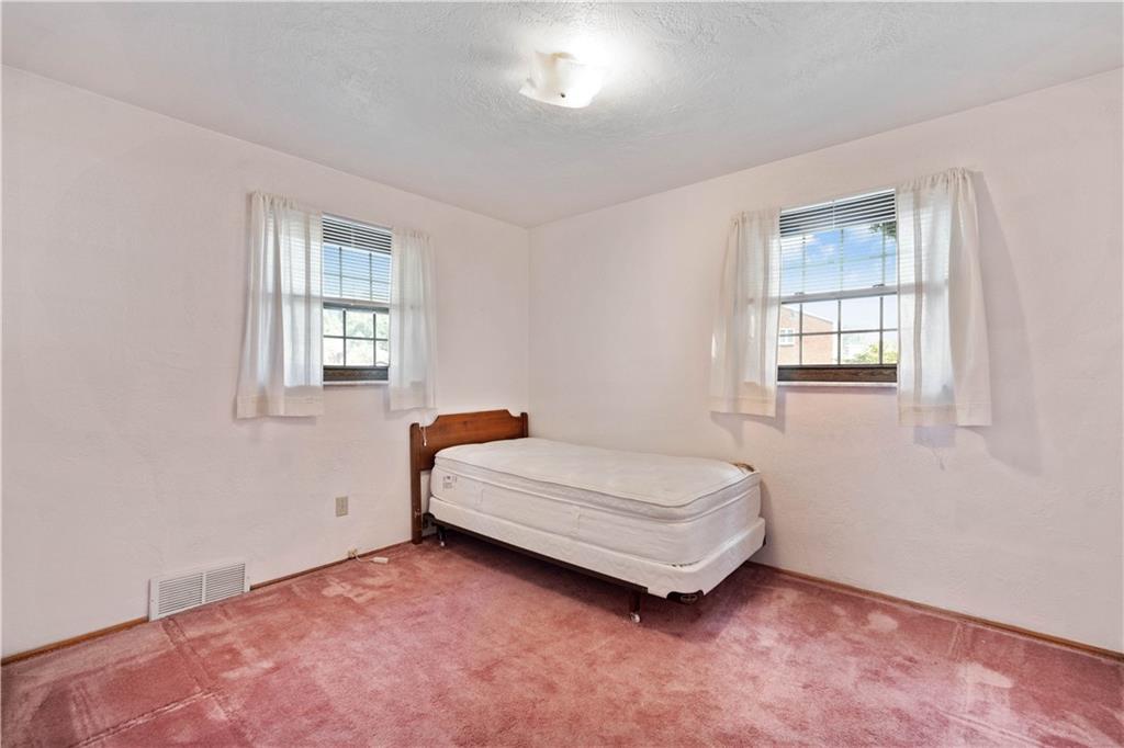106 Fenway Road Pittsburgh, PA 15209 - Photo 16 of 25 a room with a bed and a window