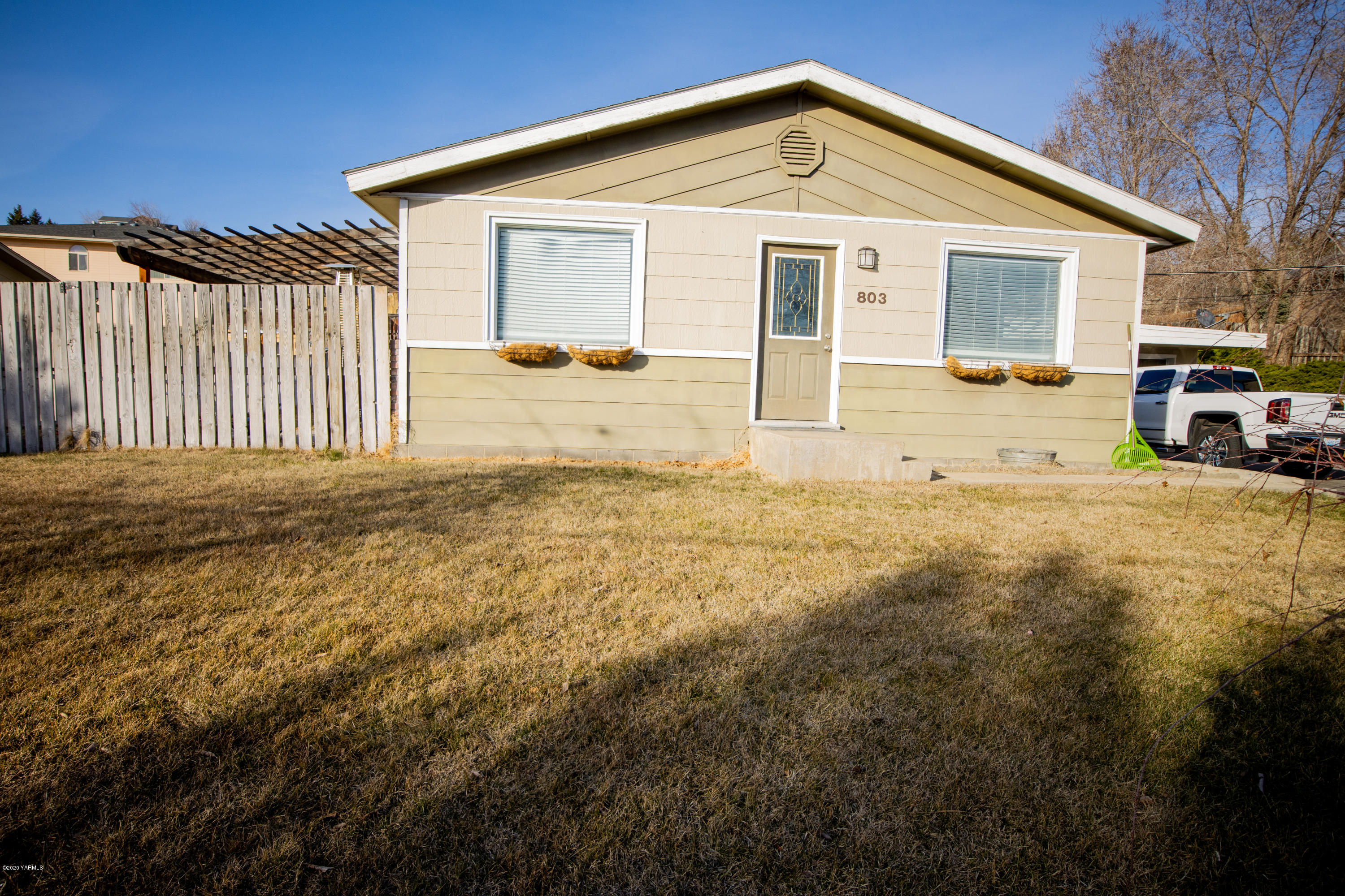 803 Speyers Road Selah, WA 98942 - Photo 2 of 38 a view of a house with a outdoor space