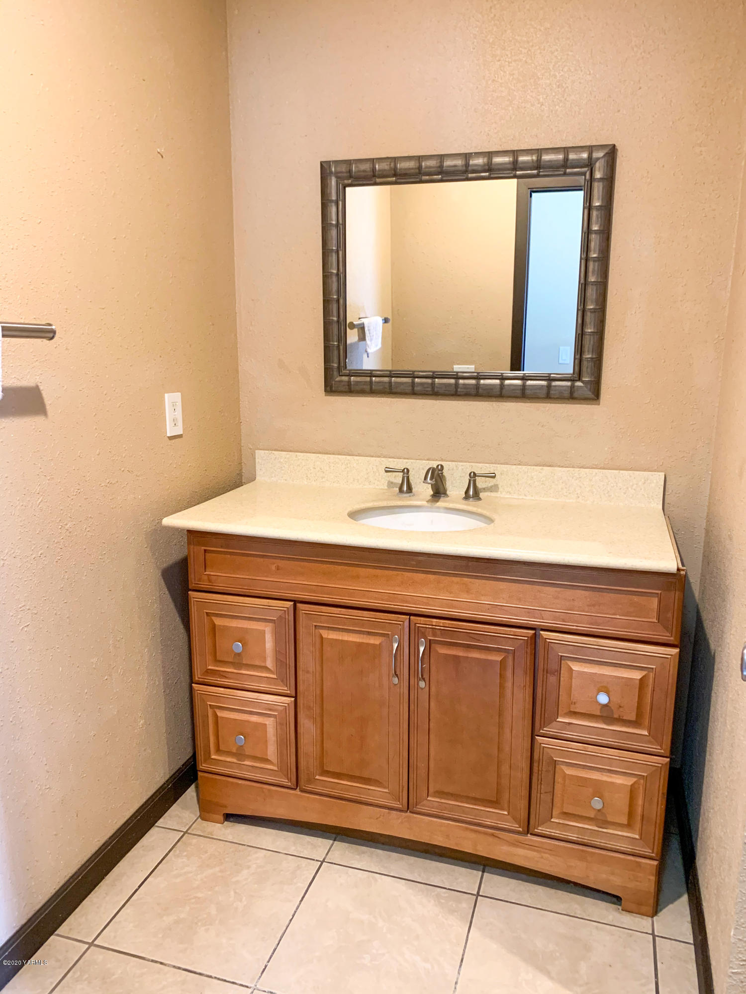 803 Speyers Road Selah, WA 98942 - Photo 18 of 38 a bathroom with a sink and a mirror