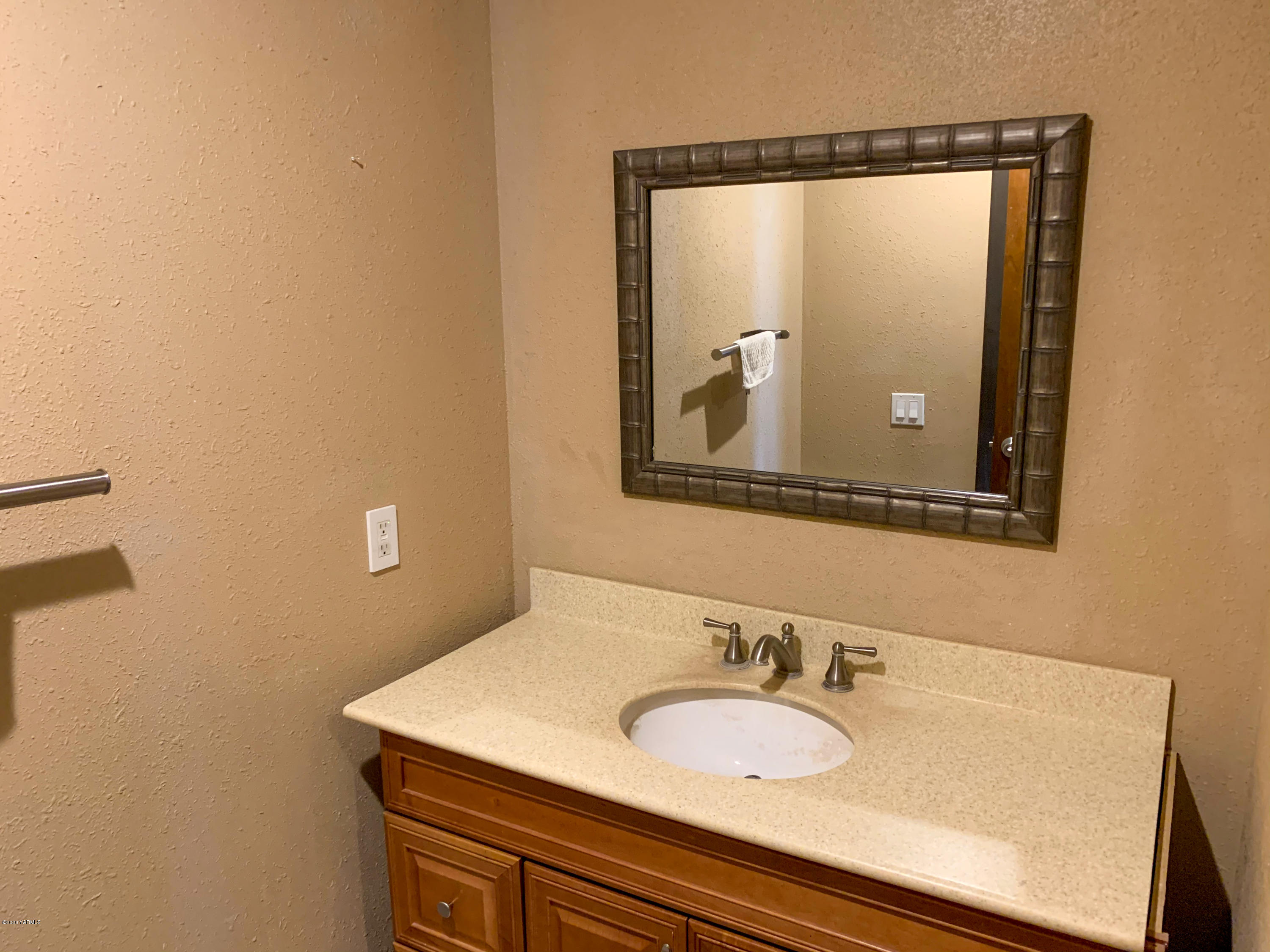 803 Speyers Road Selah, WA 98942 - Photo 19 of 38 a bathroom with a sink and a mirror