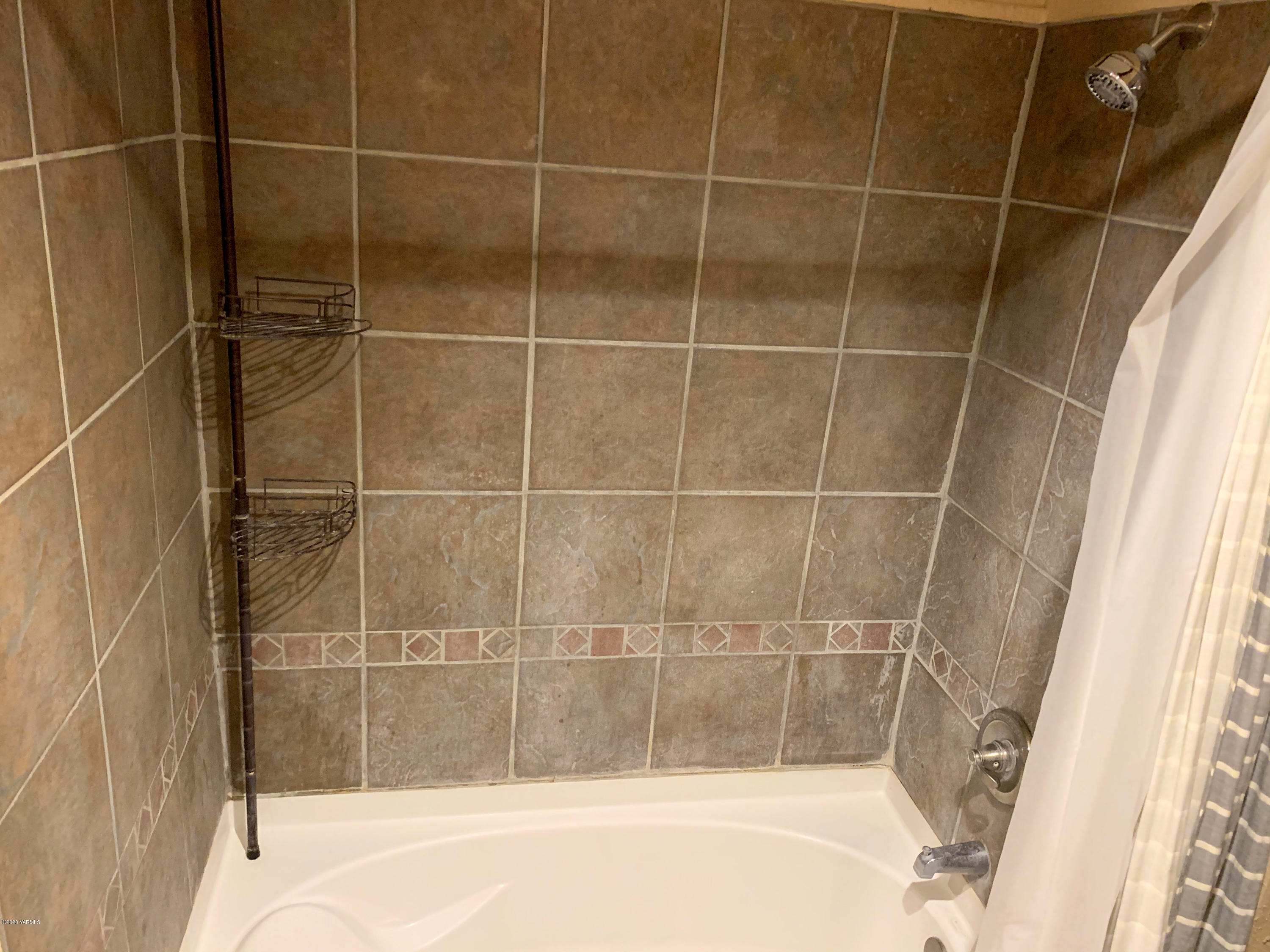 803 Speyers Road Selah, WA 98942 - Photo 20 of 38 a bathroom with a shower and a bath tub