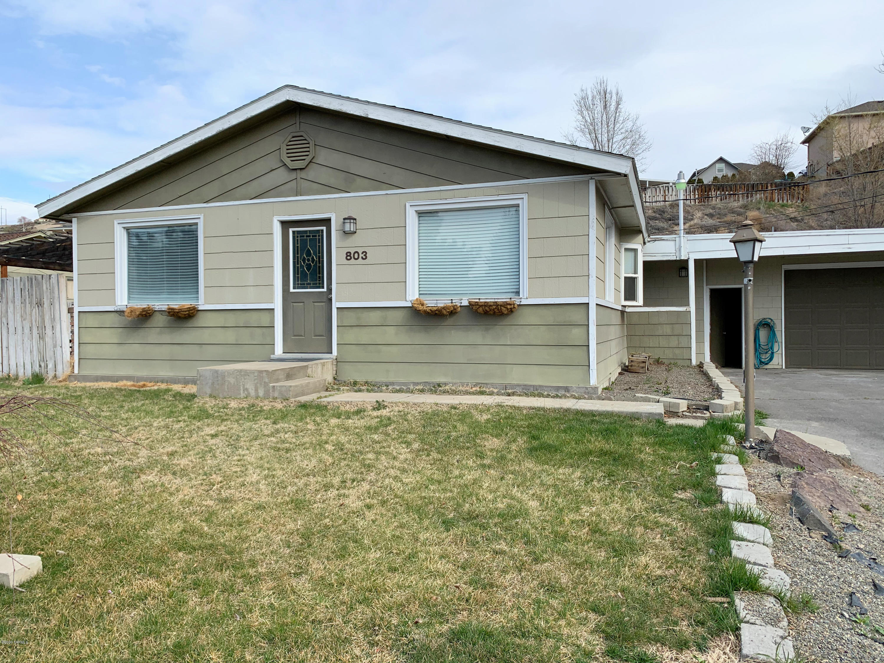 803 Speyers Road Selah, WA 98942 - Photo 3 of 38 a front view of a house with a yard