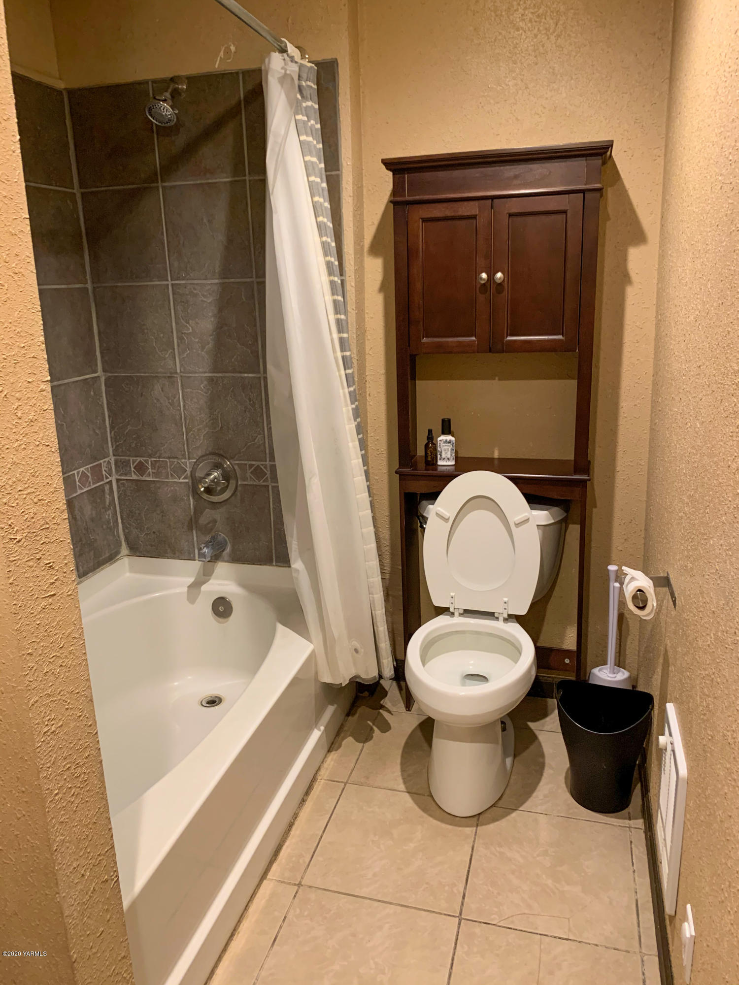 803 Speyers Road Selah, WA 98942 - Photo 21 of 38 a bathroom with a toilet and a shower
