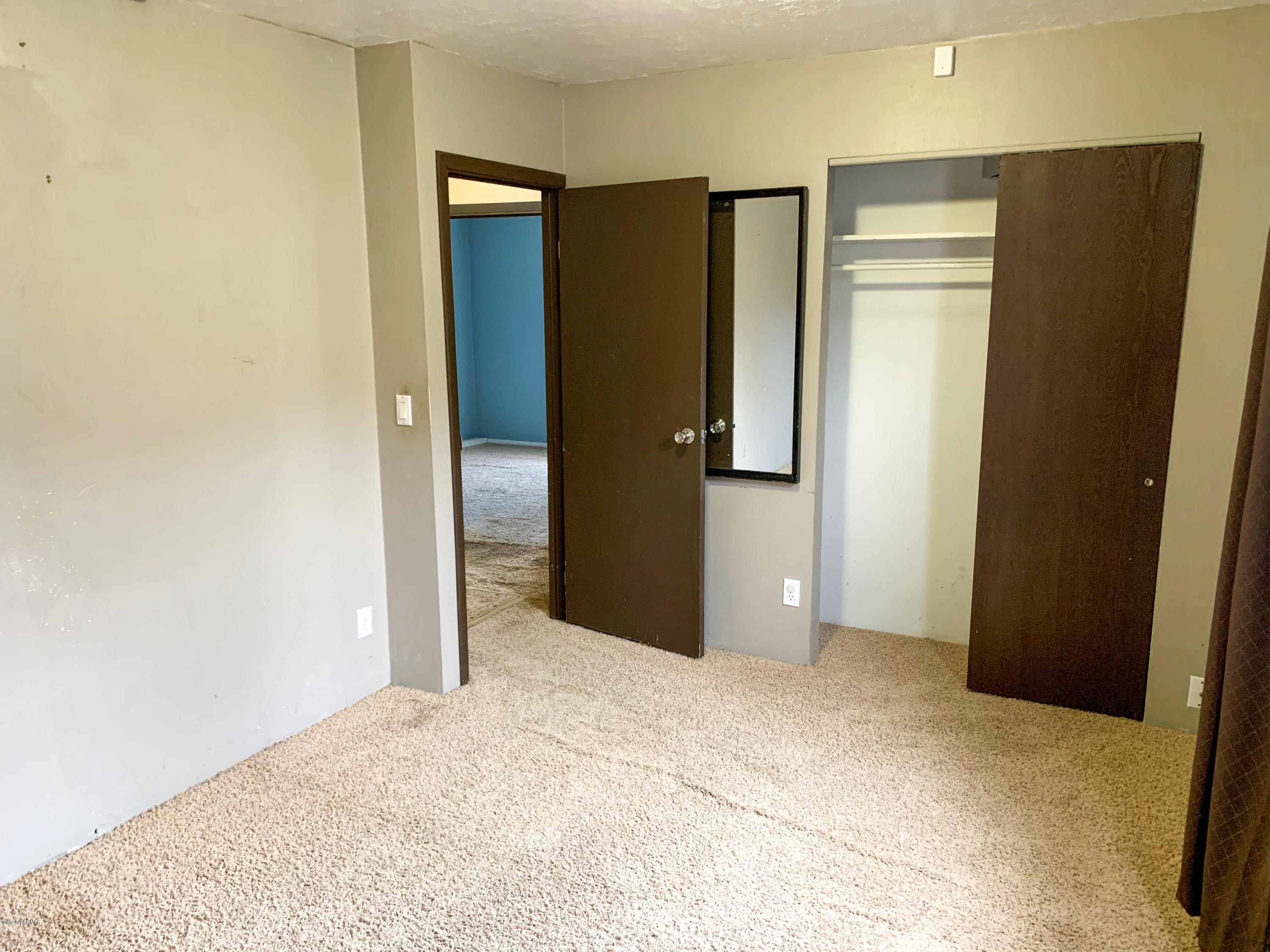 803 Speyers Road Selah, WA 98942 - Photo 22 of 38 an empty room with closet and mirror