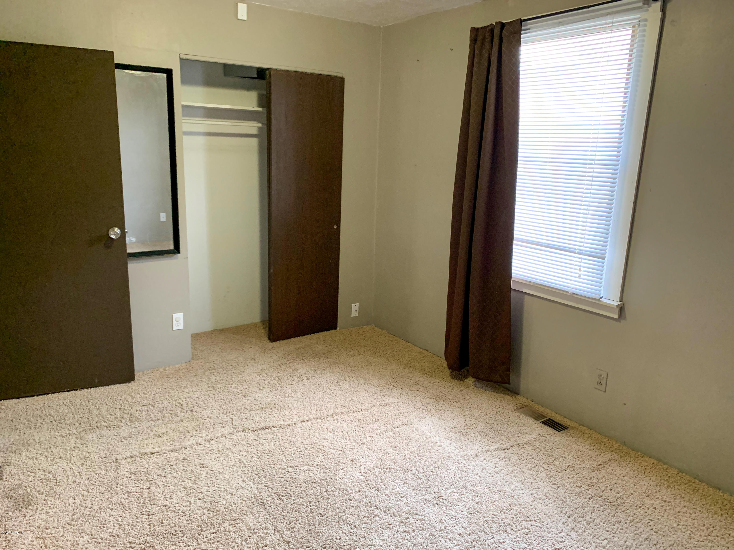 803 Speyers Road Selah, WA 98942 - Photo 24 of 38 an empty room with windows and closet