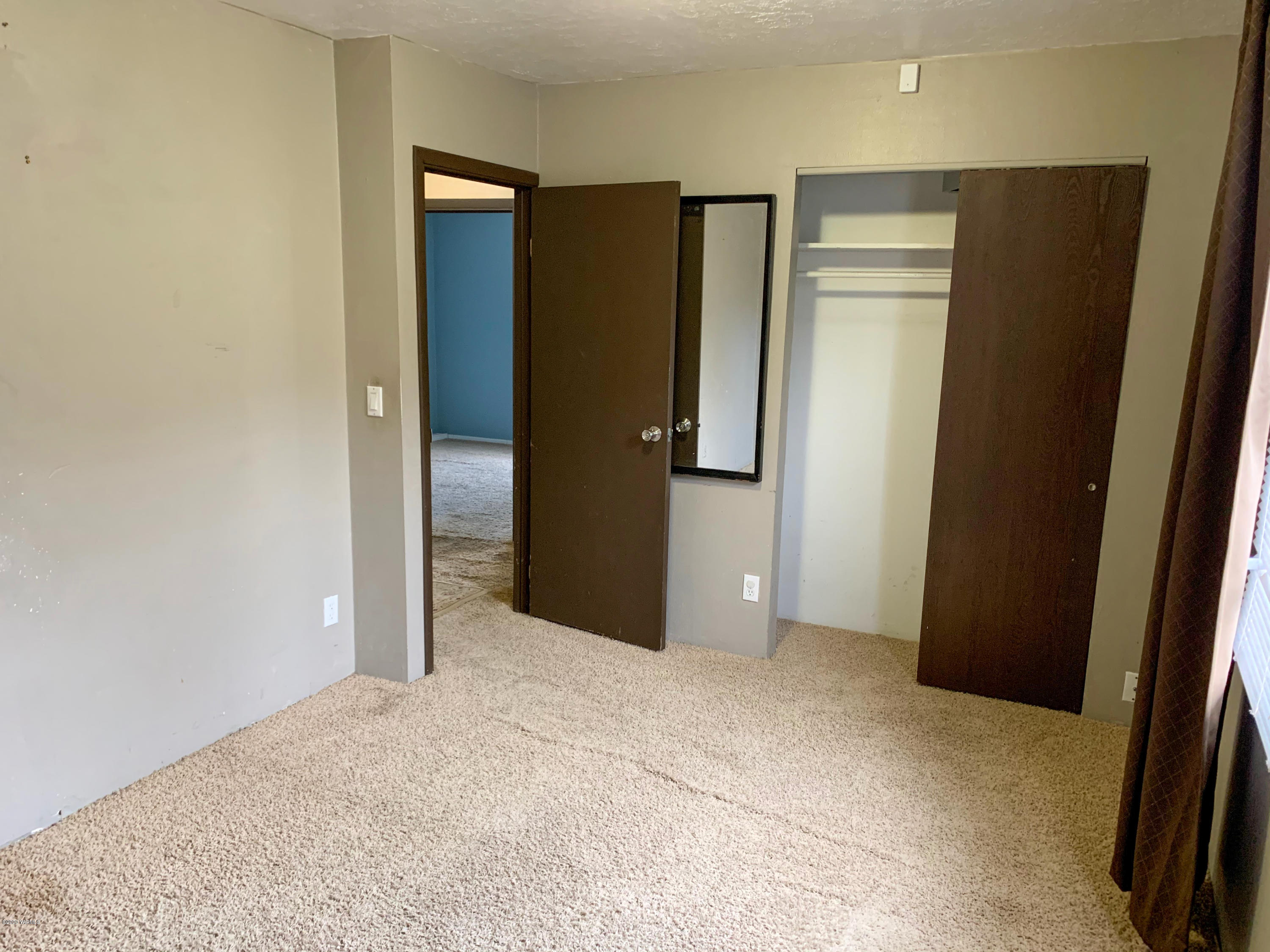 803 Speyers Road Selah, WA 98942 - Photo 25 of 38 an empty room with closet and mirror