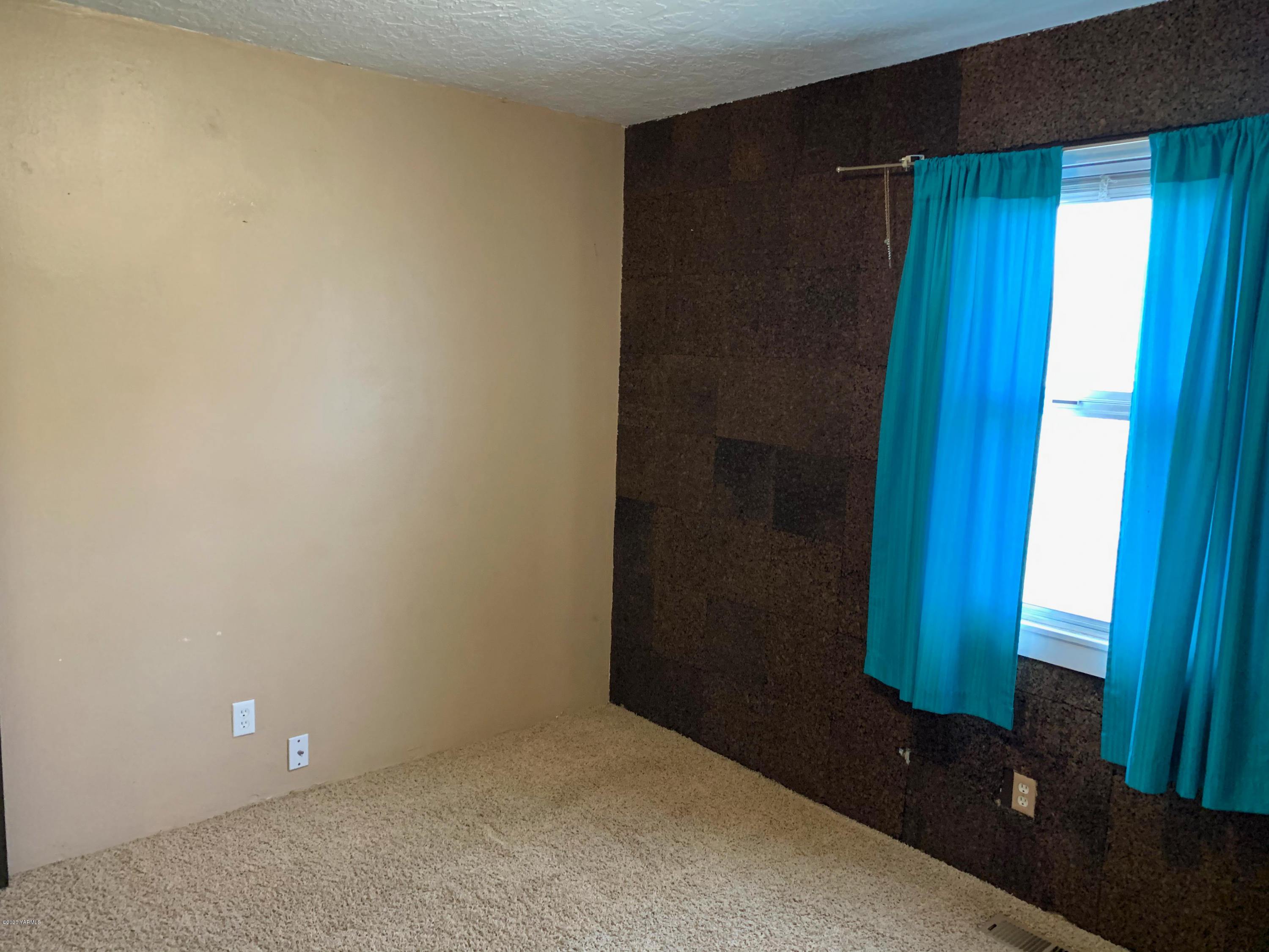 803 Speyers Road Selah, WA 98942 - Photo 27 of 38 an empty room with windows