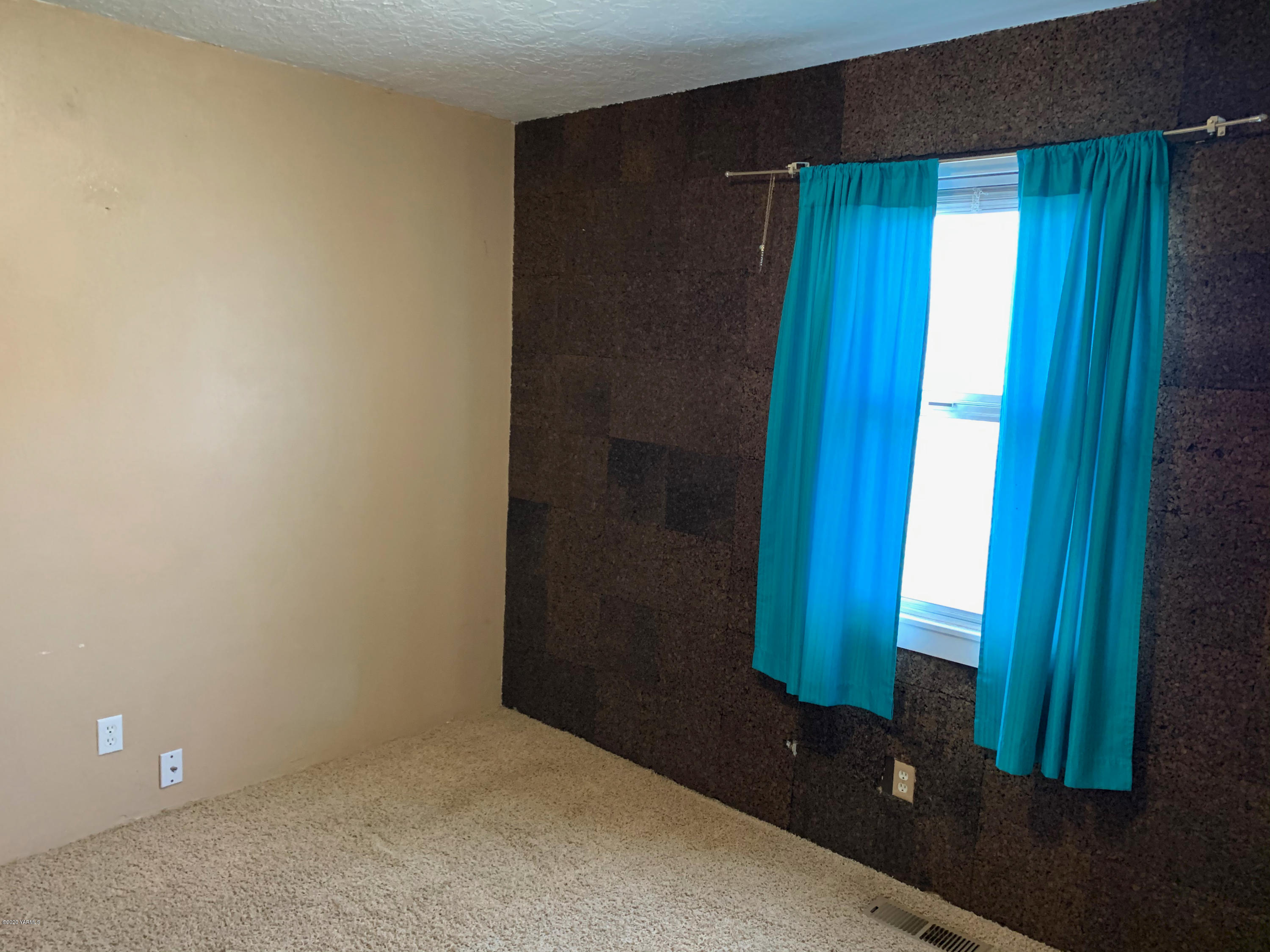 803 Speyers Road Selah, WA 98942 - Photo 28 of 38 an empty room with windows and closet
