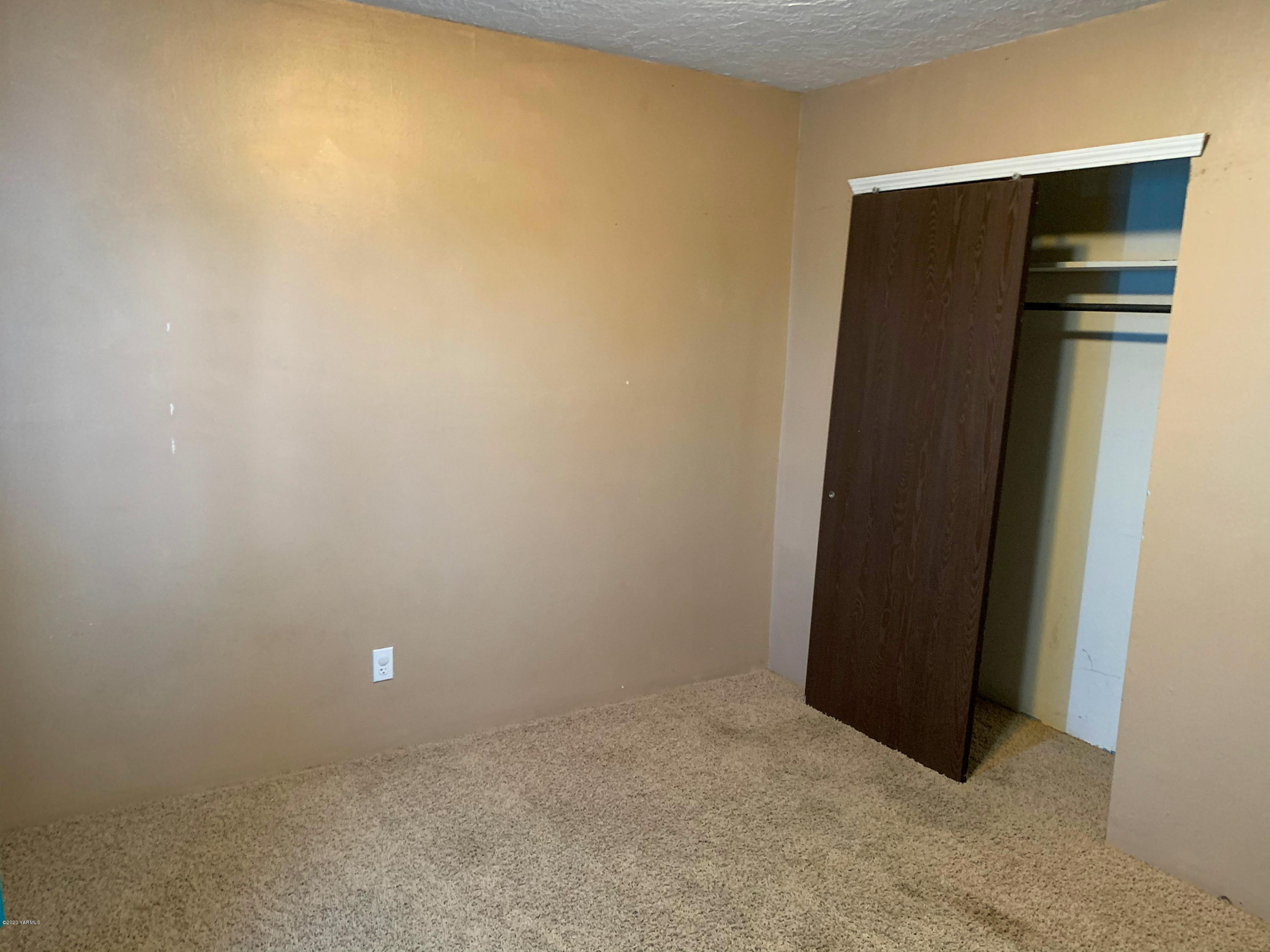 803 Speyers Road Selah, WA 98942 - Photo 30 of 38 an empty room with closet