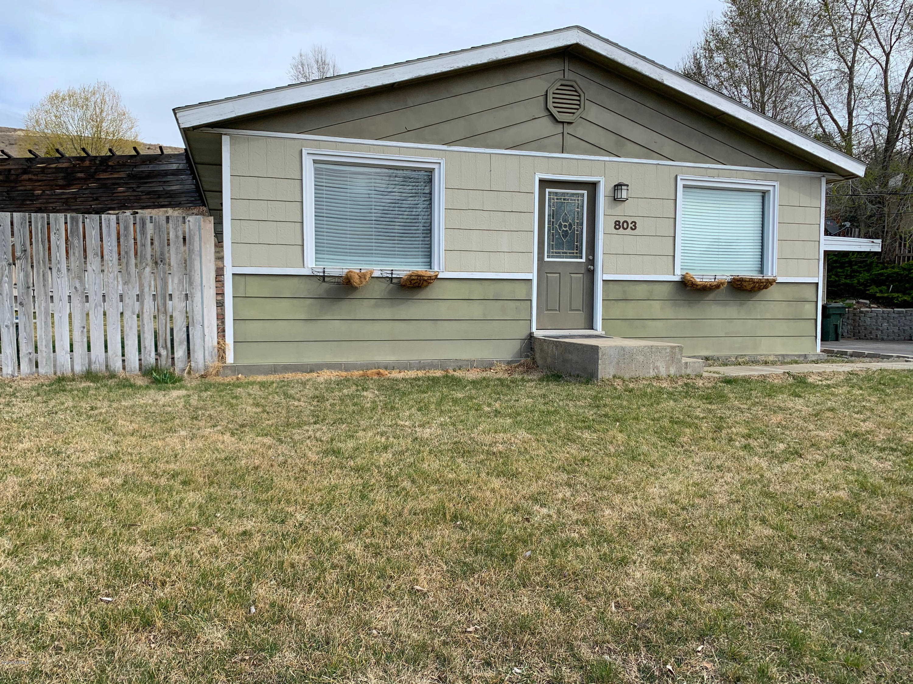 803 Speyers Road Selah, WA 98942 - Photo 4 of 38 a front view of a house with garden