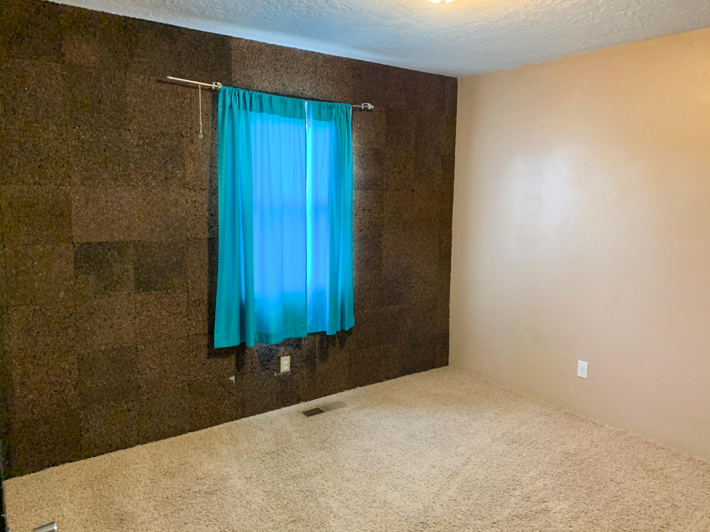 803 Speyers Road Selah, WA 98942 - Photo 31 of 38 a view of a small space