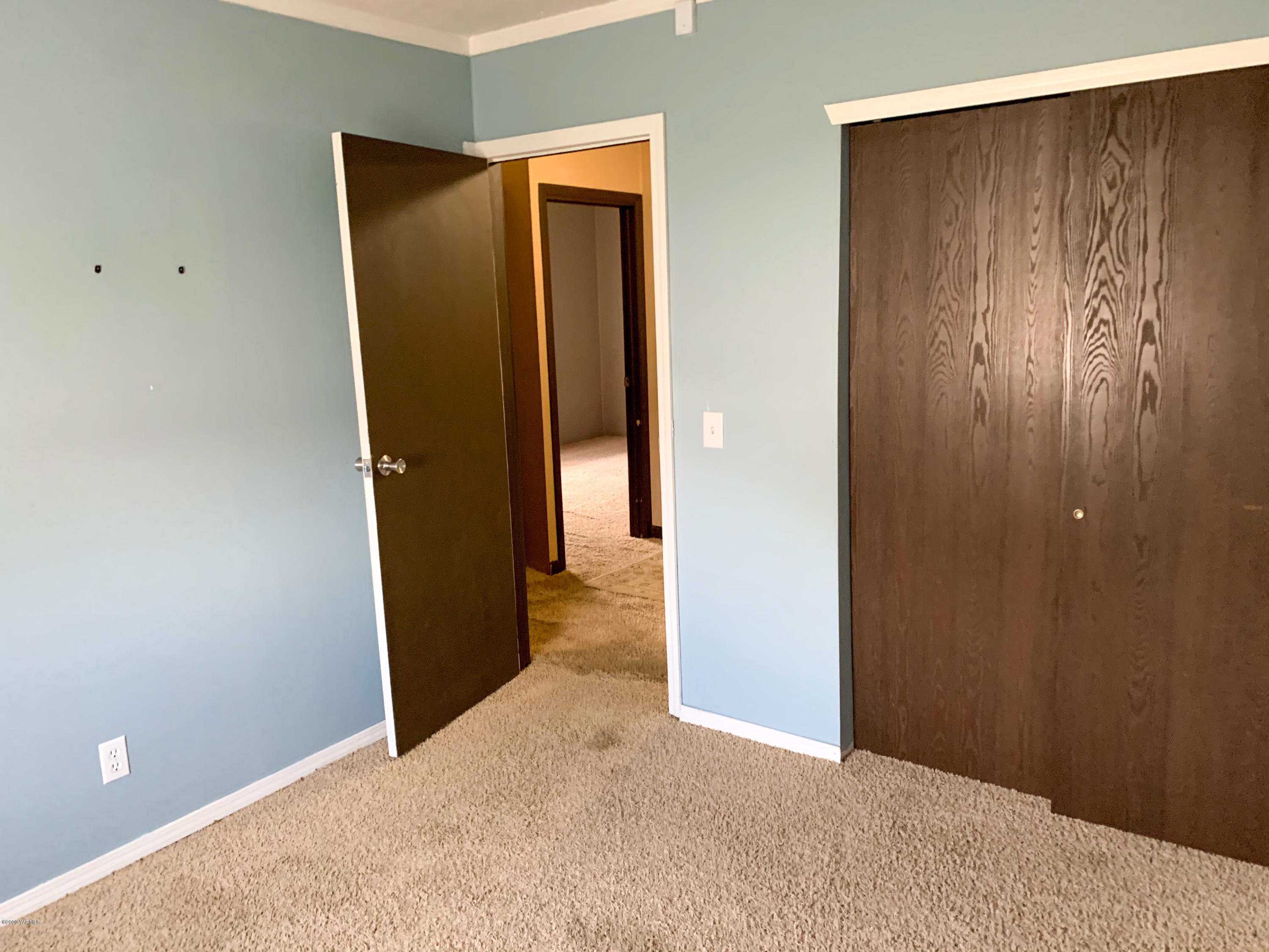 803 Speyers Road Selah, WA 98942 - Photo 32 of 38 a view of a hallway with closet area