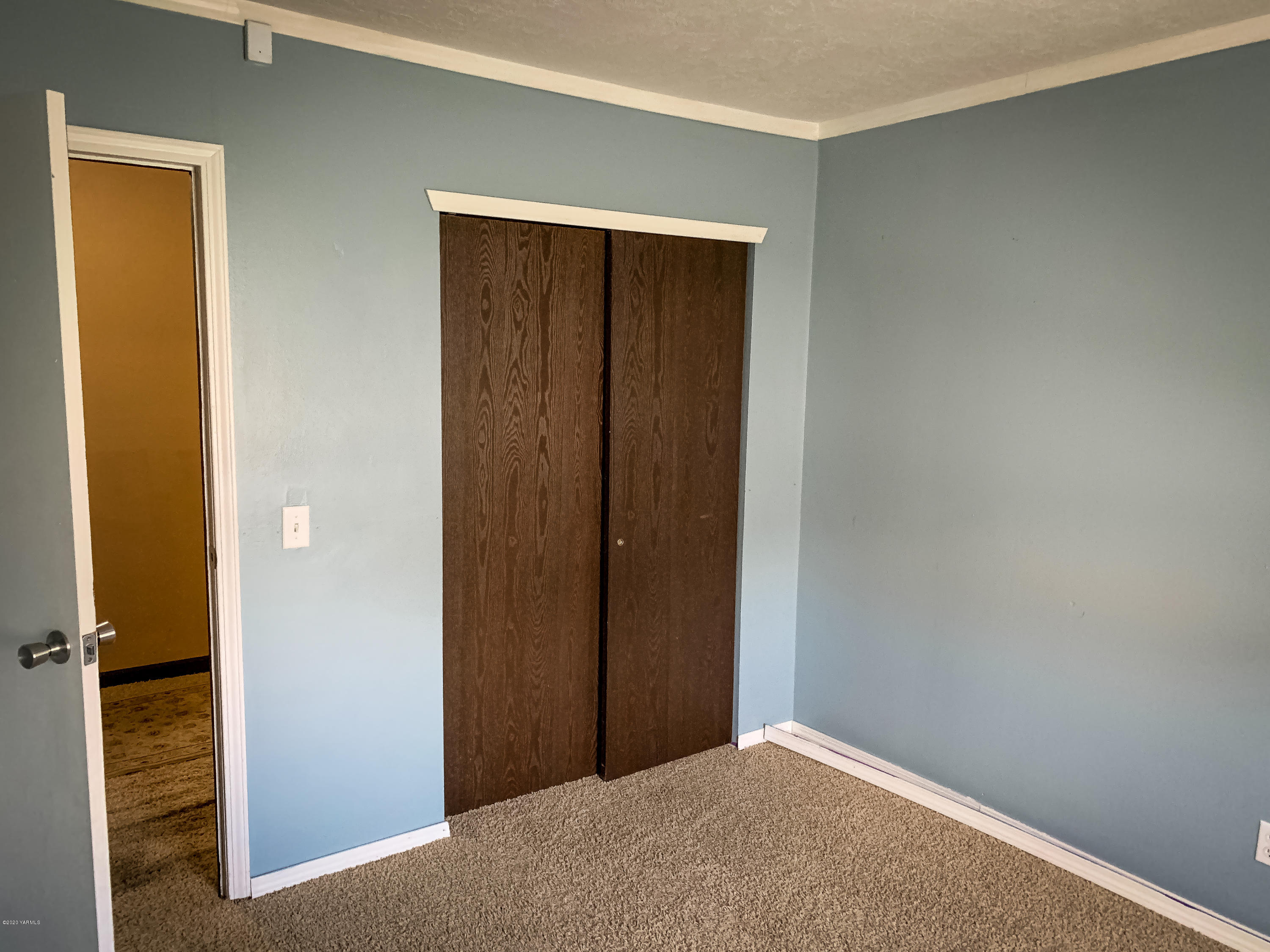 803 Speyers Road Selah, WA 98942 - Photo 33 of 38 a view of hallway with closet area