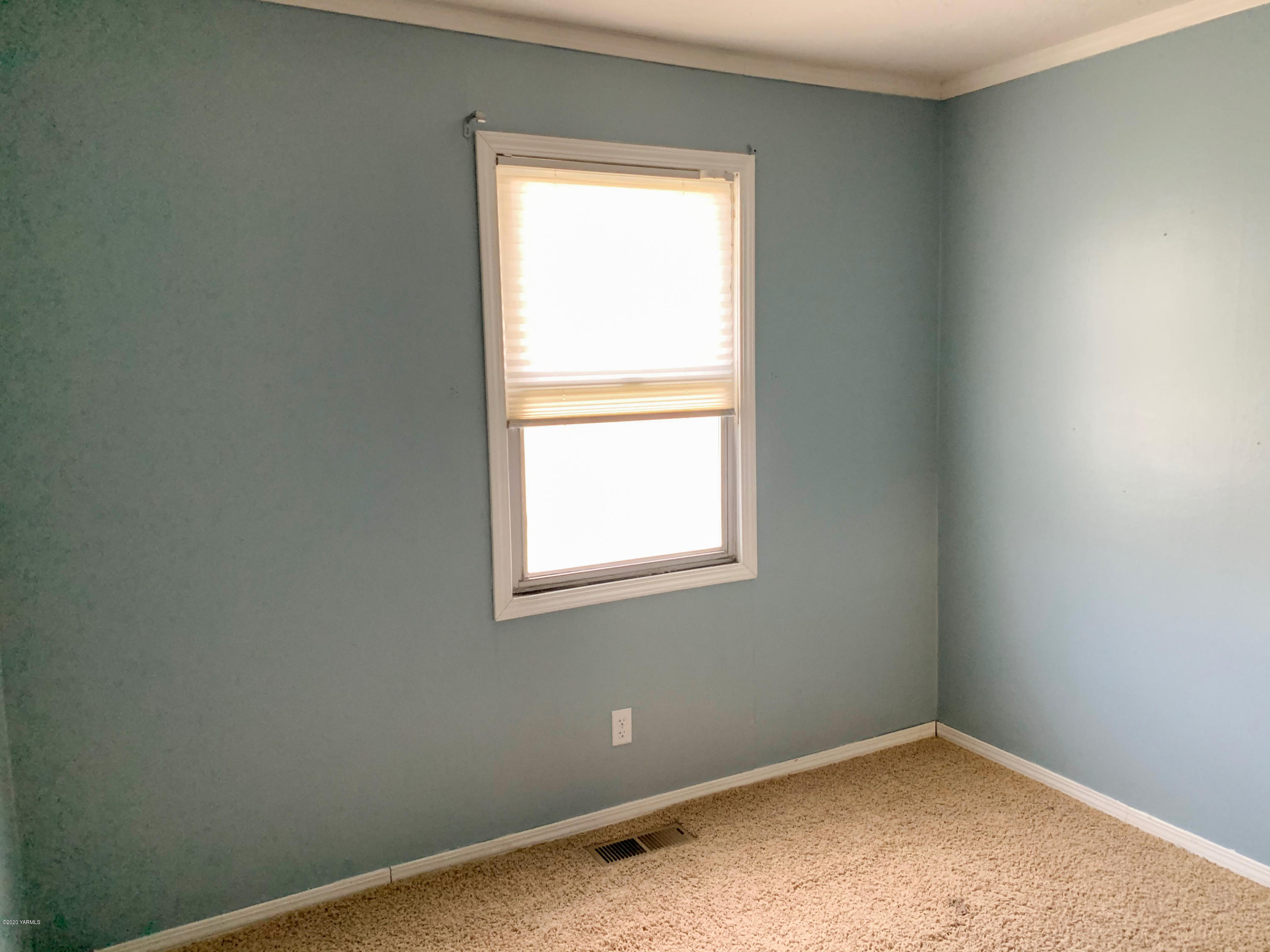 803 Speyers Road Selah, WA 98942 - Photo 34 of 38 an empty room with a window