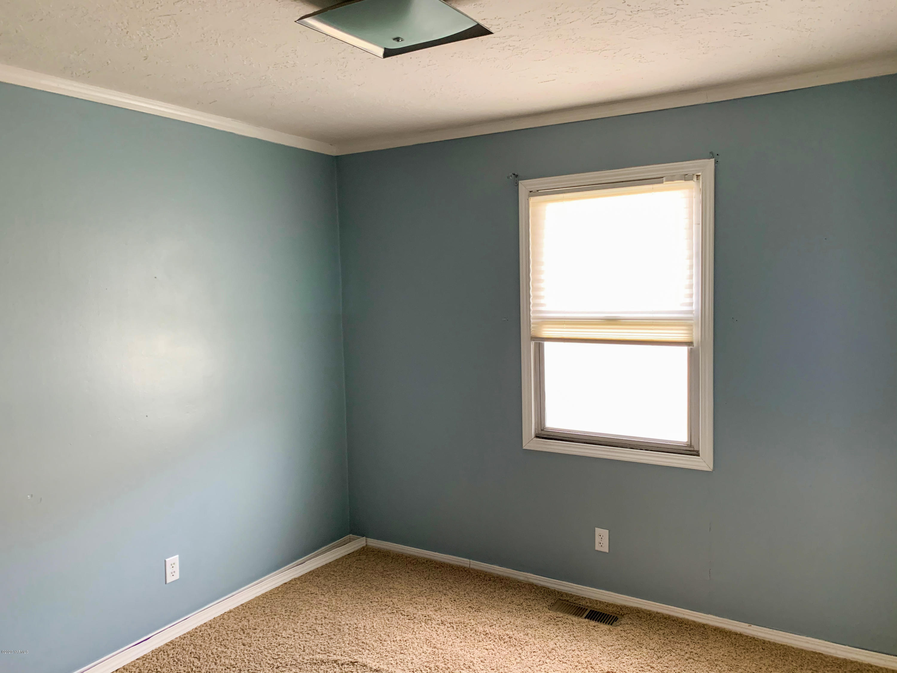 803 Speyers Road Selah, WA 98942 - Photo 35 of 38 an empty room with a window