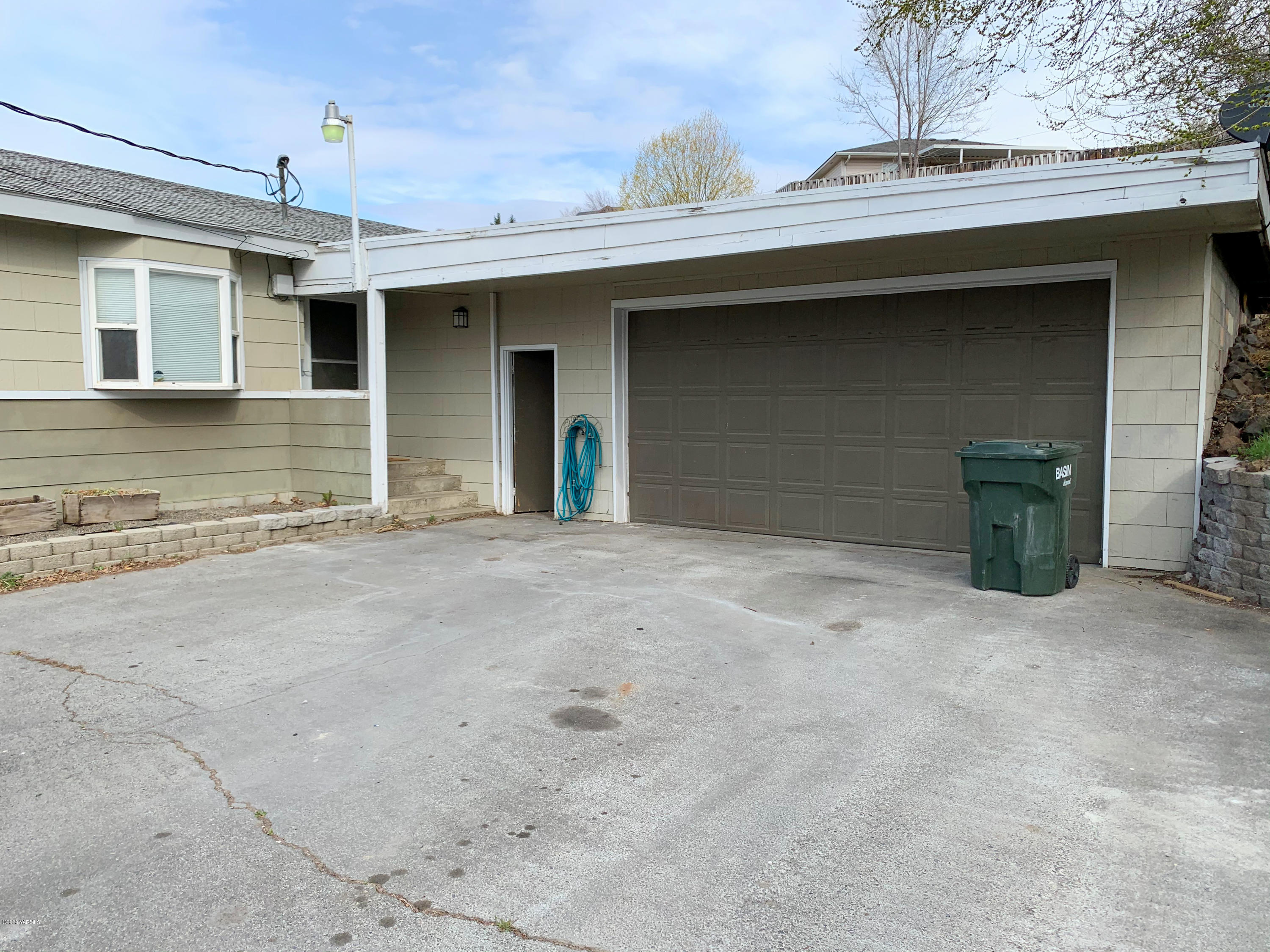 803 Speyers Road Selah, WA 98942 - Photo 36 of 38 a view of a house with a outdoor space