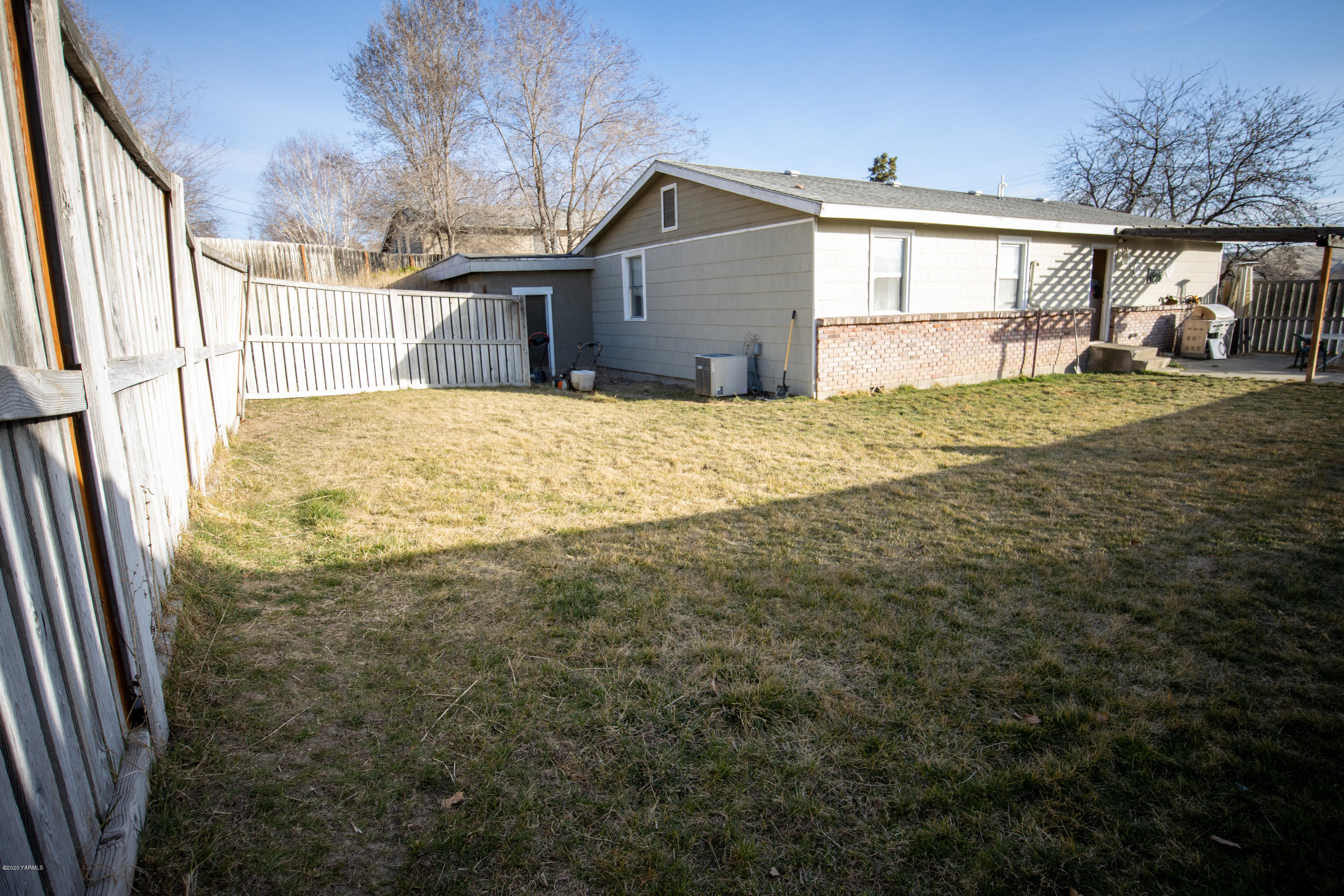 803 Speyers Road Selah, WA 98942 - Photo 5 of 38 a view of a house with a yard
