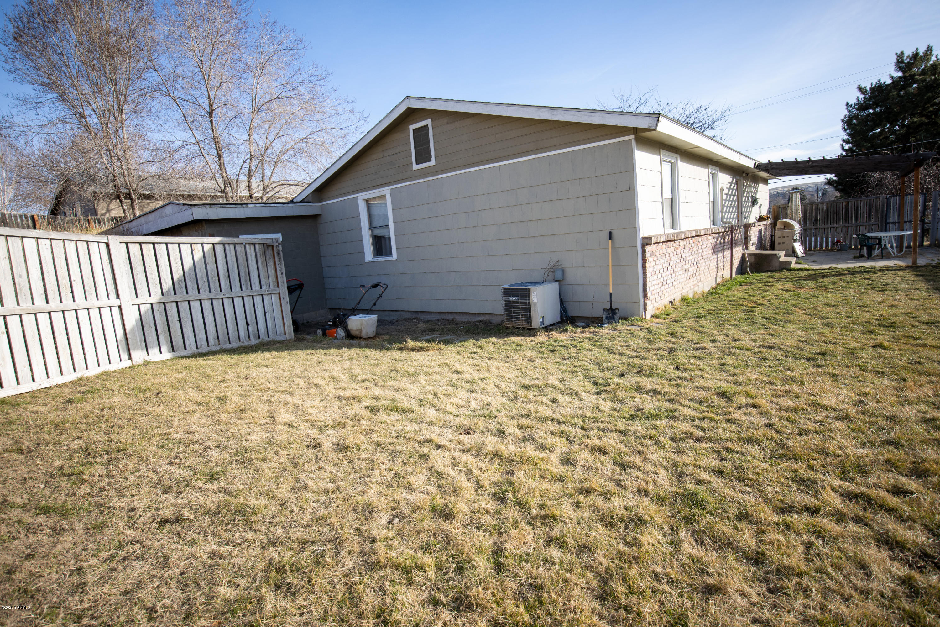 803 Speyers Road Selah, WA 98942 - Photo 6 of 38 a backyard of a house
