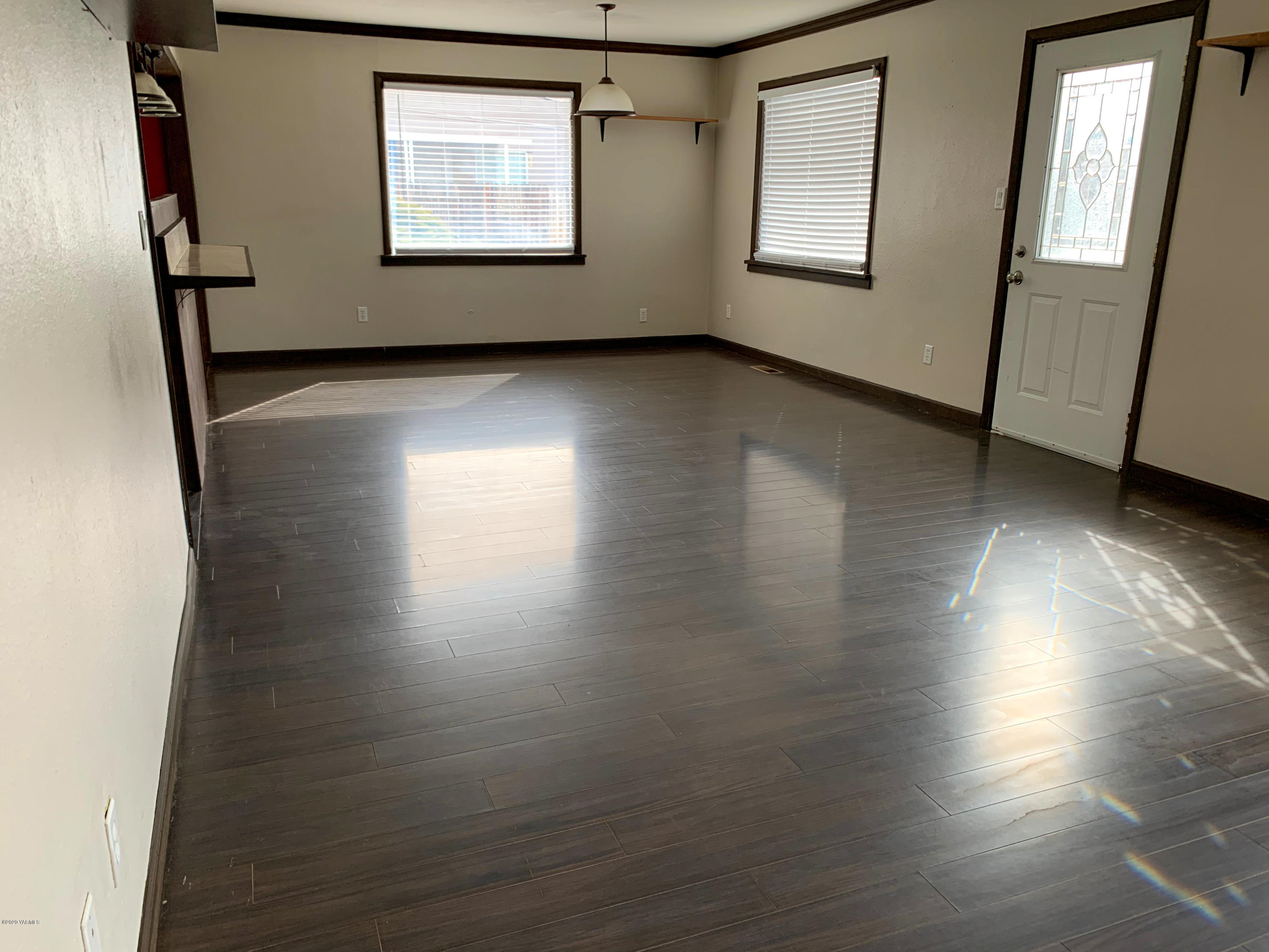 803 Speyers Road Selah, WA 98942 - Photo 9 of 38 an empty room with wooden floor and windows