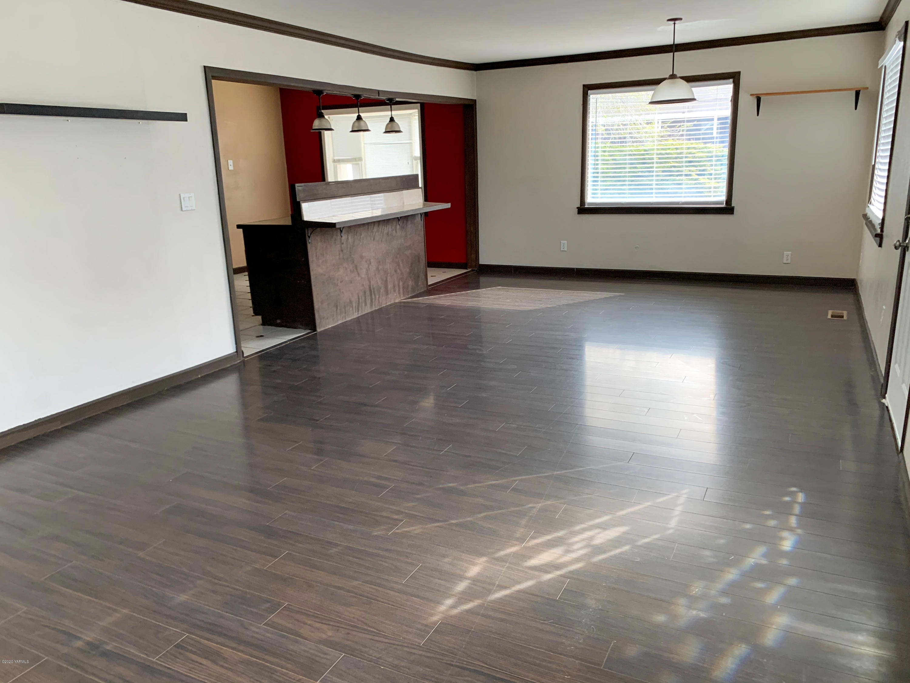 803 Speyers Road Selah, WA 98942 - Photo 10 of 38 an empty room with windows