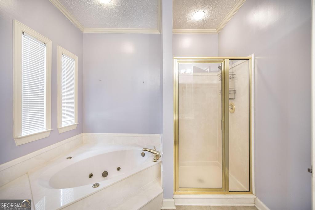 3077 River Ridge Drive Macon, GA 31204 - Photo 23 of 35 a bathroom with a bathtub and a shower