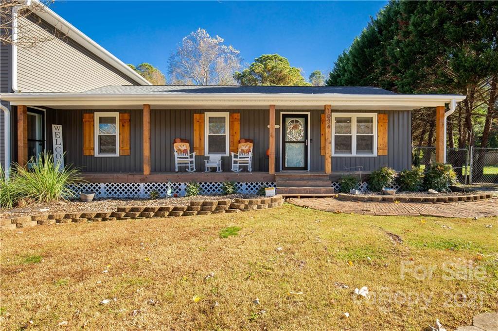 1034 Hay Row Road Clover, SC 29710 - Photo 4 of 26 Gallery Image 4