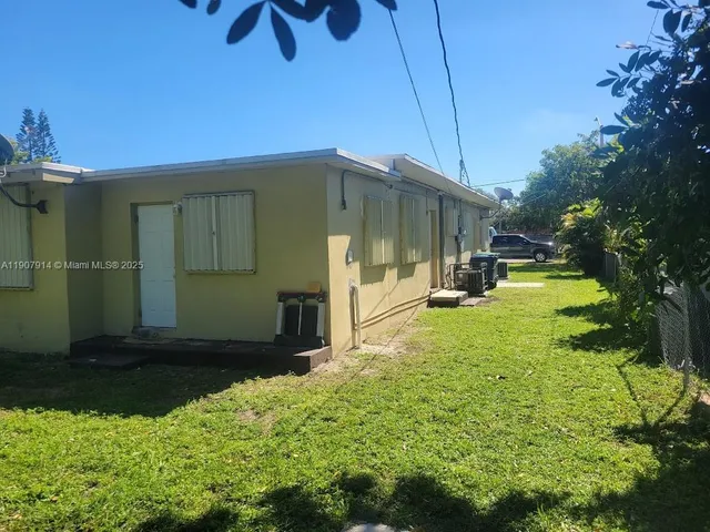 a view of a back yard of the house