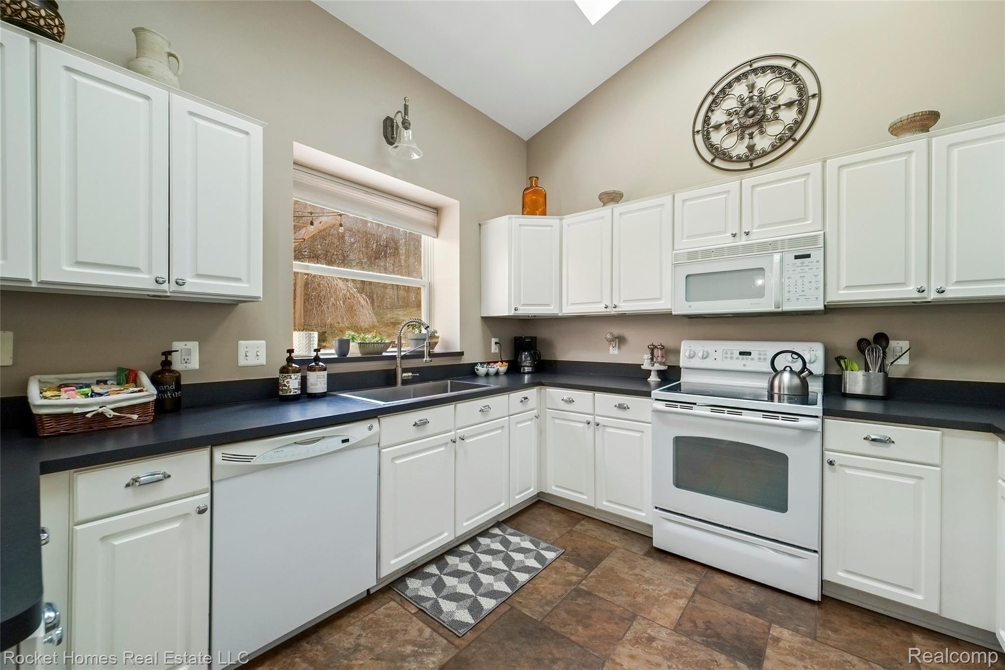 138 Eagle Ridge Road Lake Orion, MI 48360 - Photo 8 of 39 009-photo-kitchen-9004565.jpg